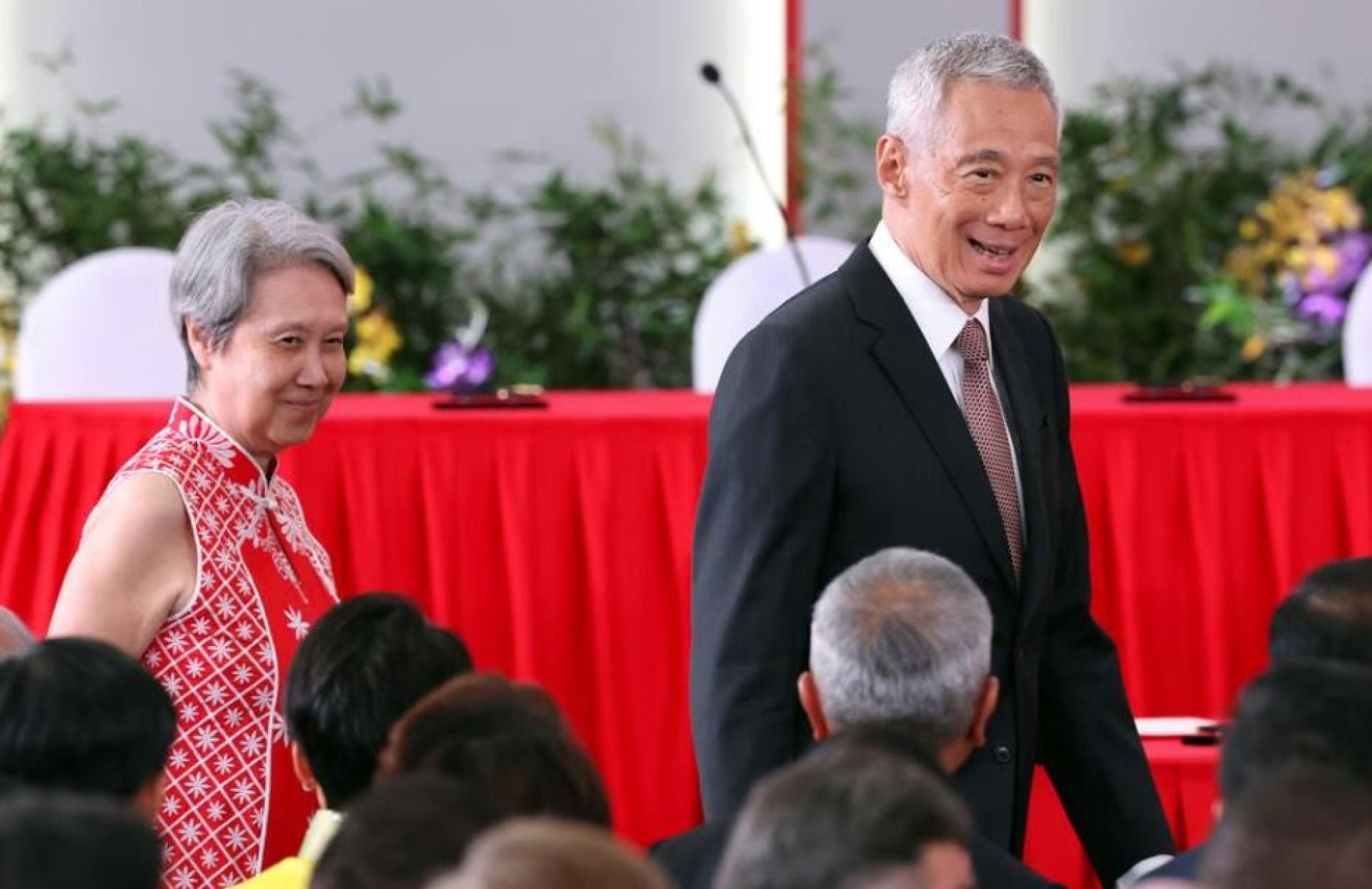 国务资政李显龙（右）与夫人何晶（左）于星期五（5月23日）晚上出席新内阁宣誓就职仪式后，在脸书发文感谢新加坡人民，在国会选举中给予黄循财总理领导团队明确的信任。