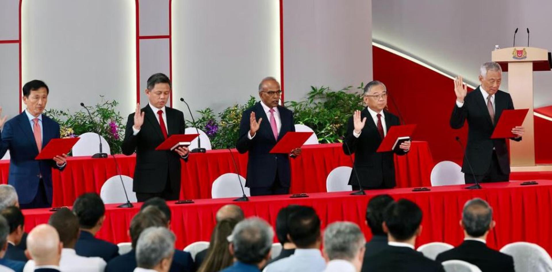 陈振声表示，他领导的国防部新团队将继承并发扬前国防部长黄永宏医生卓越的工作，继续致力于维护新加坡的和平稳定，确保每一代人都拥有比上一代更广阔的发展空间。陈振声（左二）于星期五（5月23日）晚上在总统府举行的宣誓就职仪式上宣誓就职。