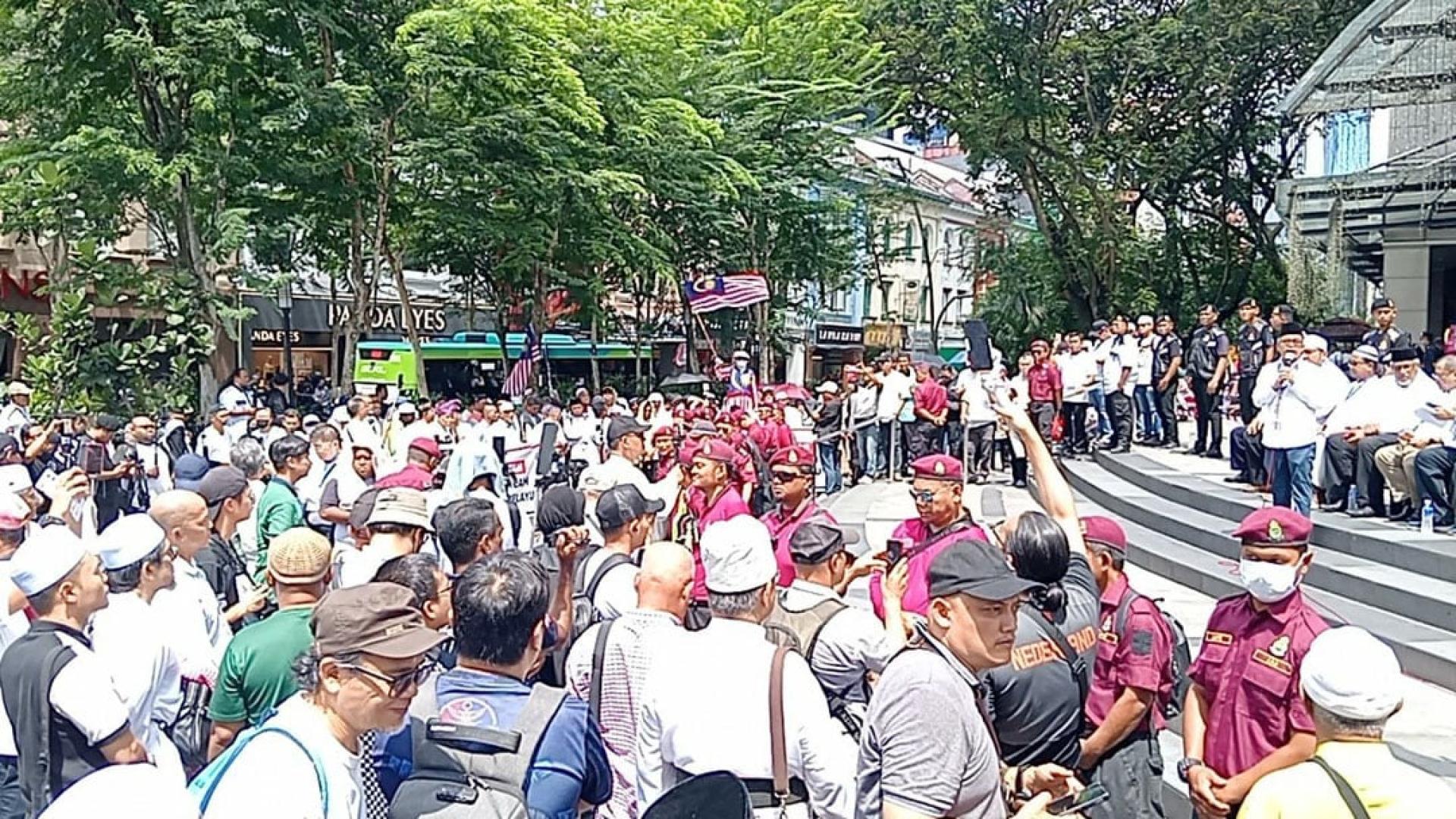 支持者身穿白色上衣，出席和声援“马来人主权”集会。