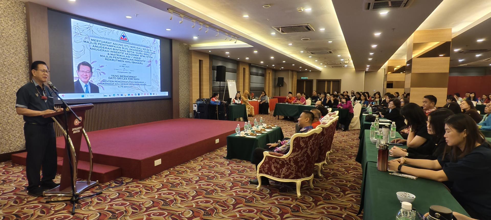 砂拉越交通部长拿督斯里李景胜提醒教师们，科技虽可作为教学辅助工具，但切勿过度依赖。