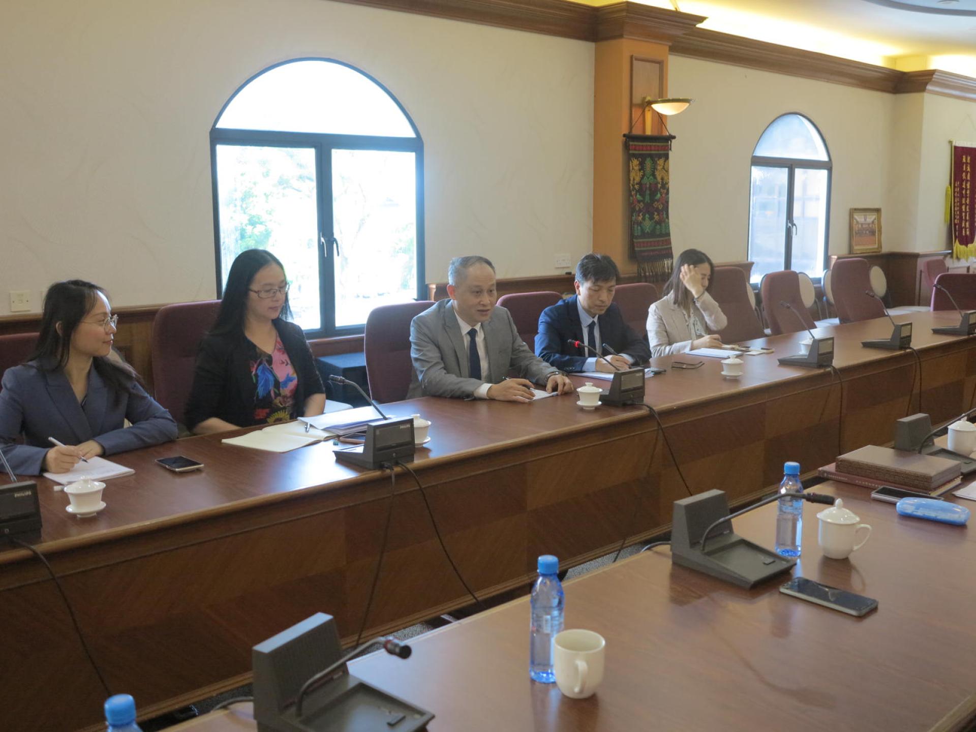 中国东盟博览会秘书处副秘书长梁艺光在招待会上致词