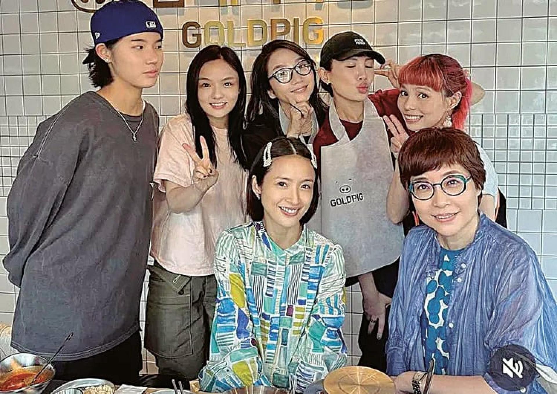 林依晨（中）怀孕后首露面和圈内好友聚餐。