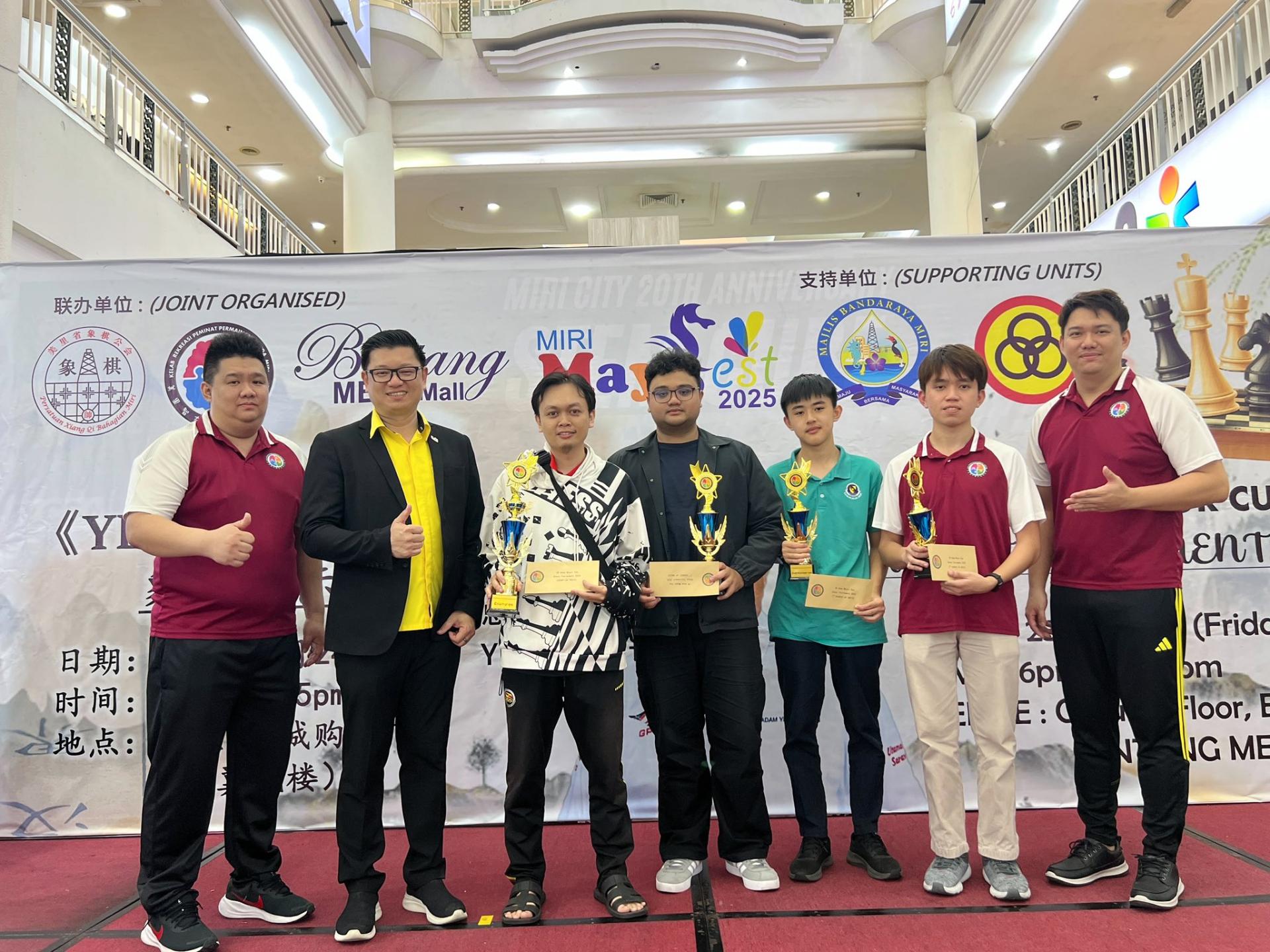 前四名优胜者与主宾代表范宏祥市议员（左2），主席黄义程（右1）及筹备会主席黄义熙（左1）大合照。