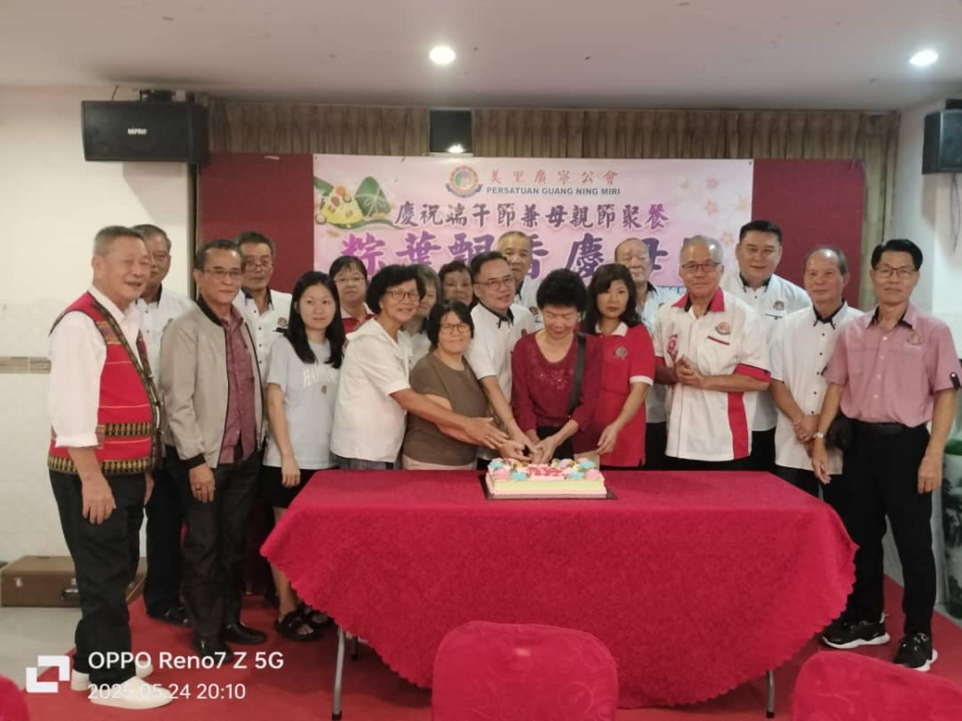 美里广宁公会端午节兼母亲节切蛋糕仪式。前左6为会长邵米华，右3为永久名誉会长陈鹂飞及理事们。