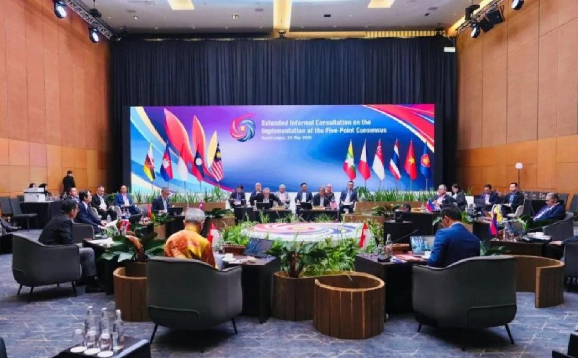 Suasana pertemuan Extended Informal Consultation on the Implementation of the Five-Point Consensus yangdiselenggarakan dalam rangkaian KTT ke-46 ASEAN, di Kuala Lumpur, Malaysia, Sabtu.