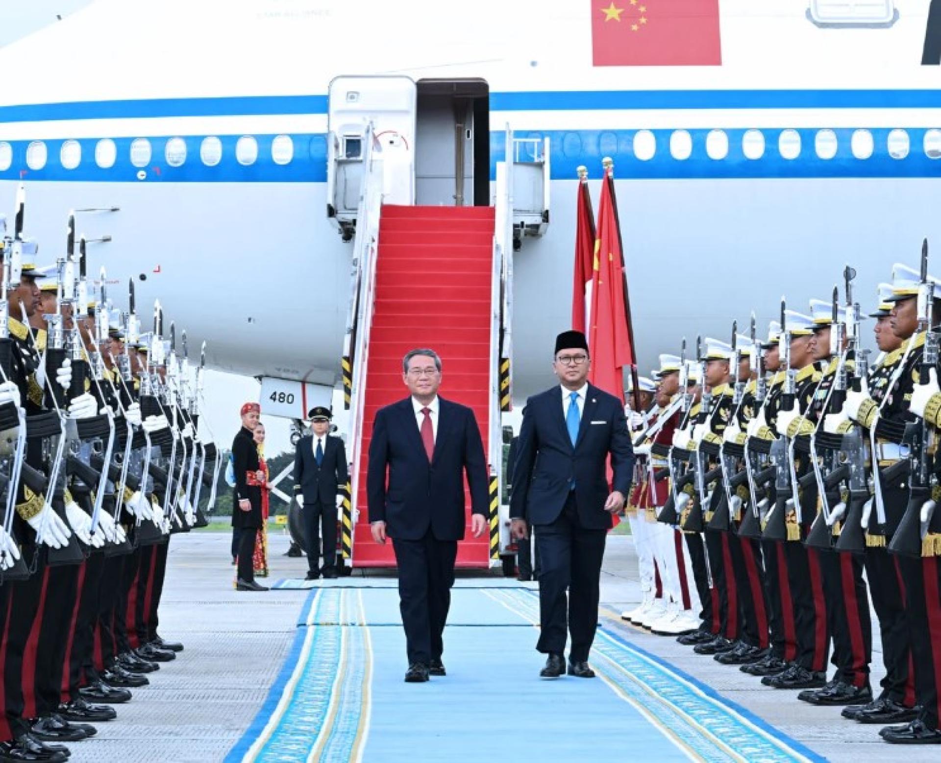 李强乘包机抵达雅加达哈利姆国际机场。印尼投资与下游化部长罗山和中国驻印尼大使王鲁彤等到机场迎接。