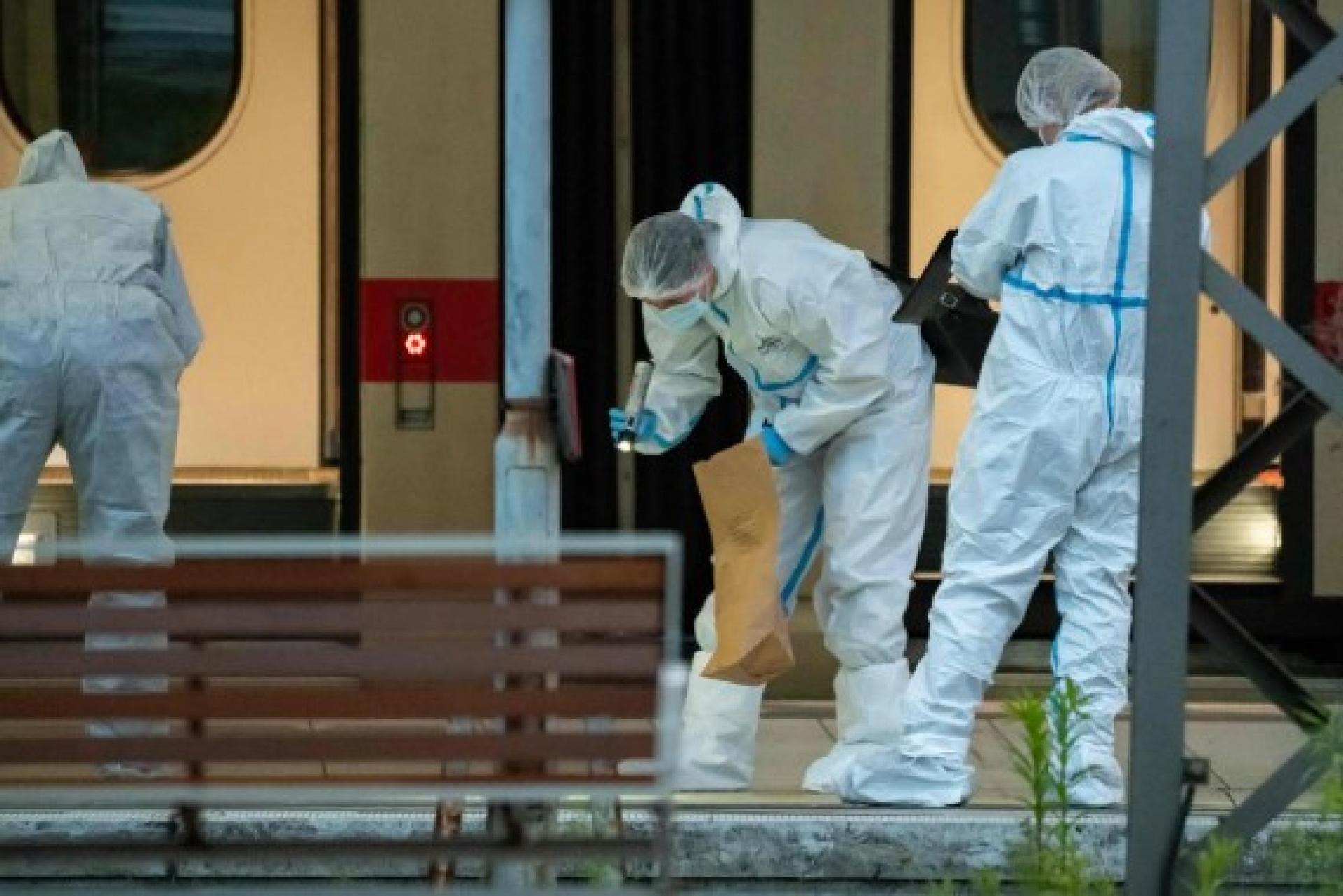 23日发生的攻击案造成至少18人受伤。图为鉴证组人员事发后在现场搜证。