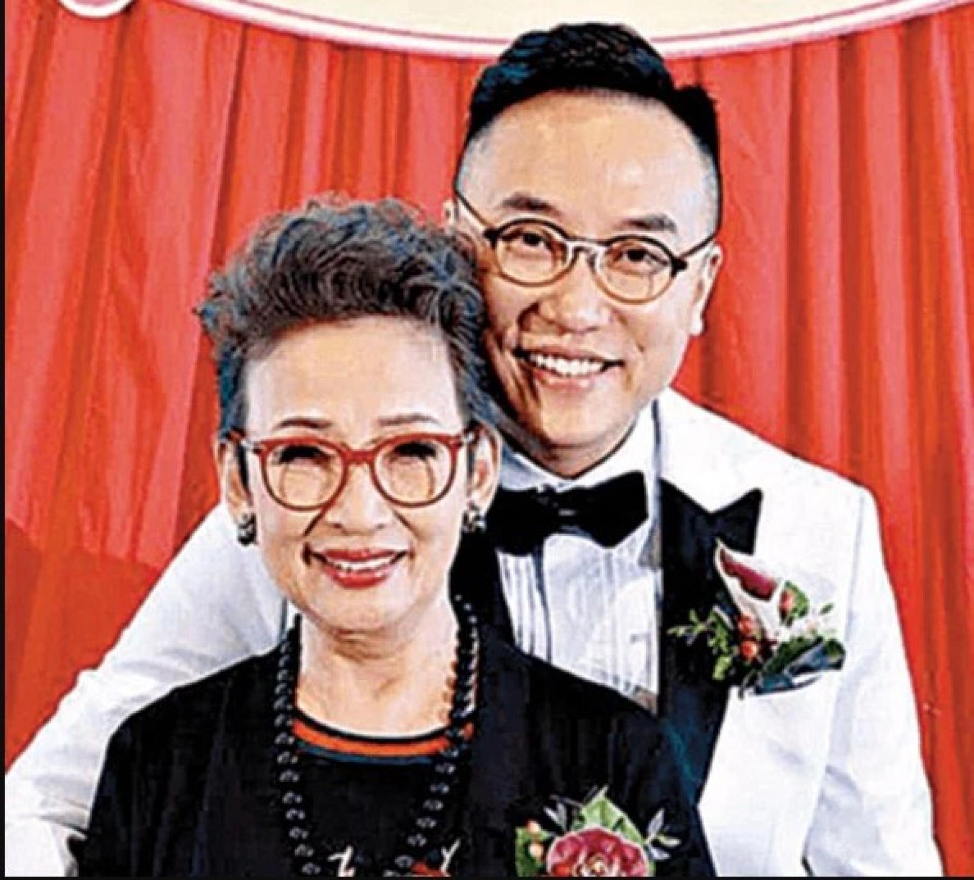 冯素波与儿子关系很好。
