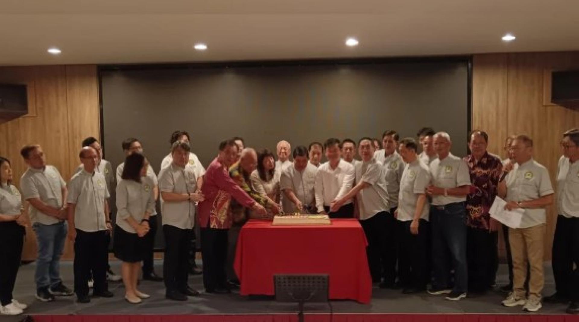 理事和嘉宾共切喜糕，欢庆惠北泉港同乡会89周年纪念。