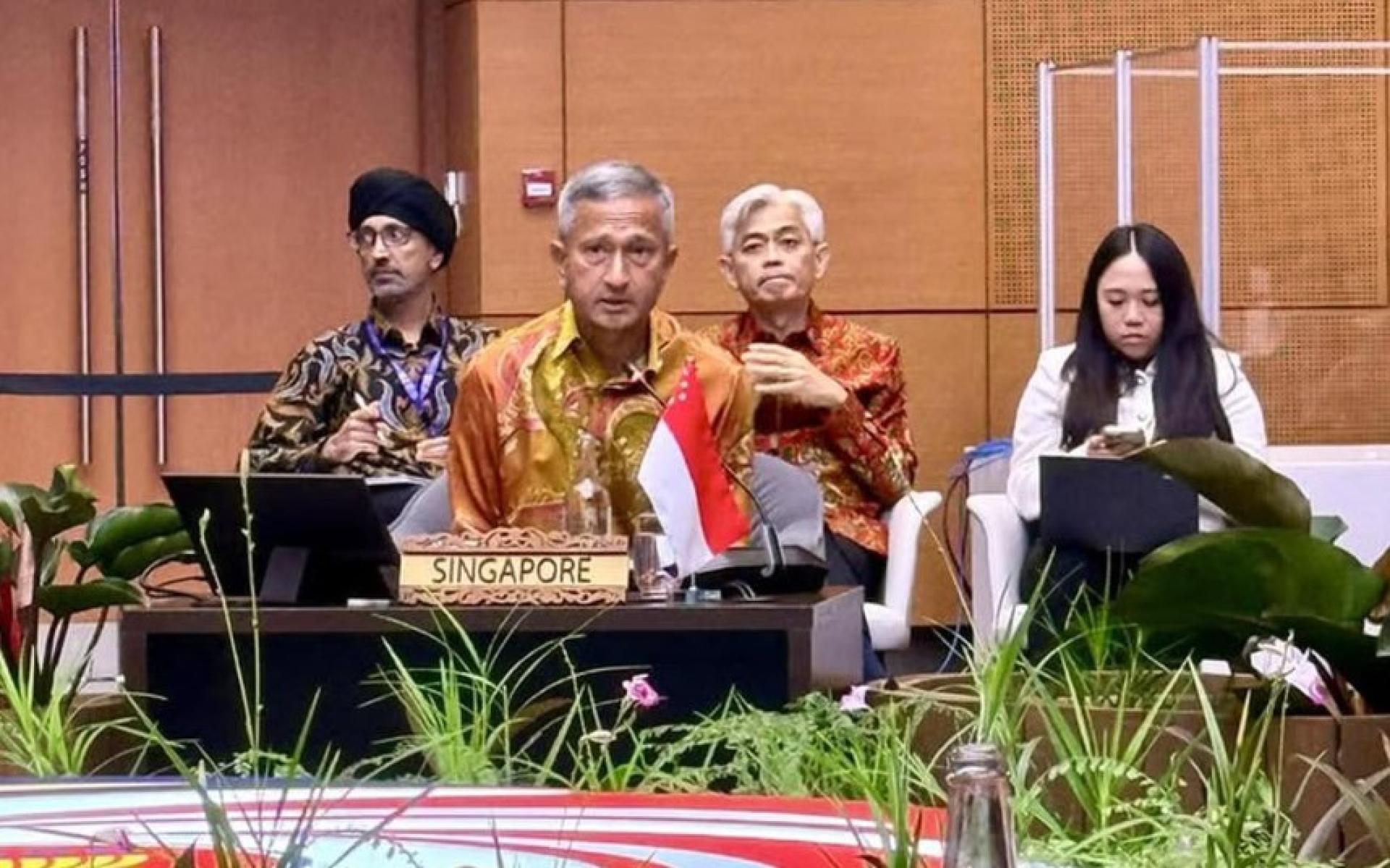 新加坡外交部长维文（左2）重申：“亚细安做好提供援助的准备。但解决方案最终只能由缅甸人民自己实现。只有这样，我们才能开创可靠、包容，并且尊重人民意志的前进道路。”