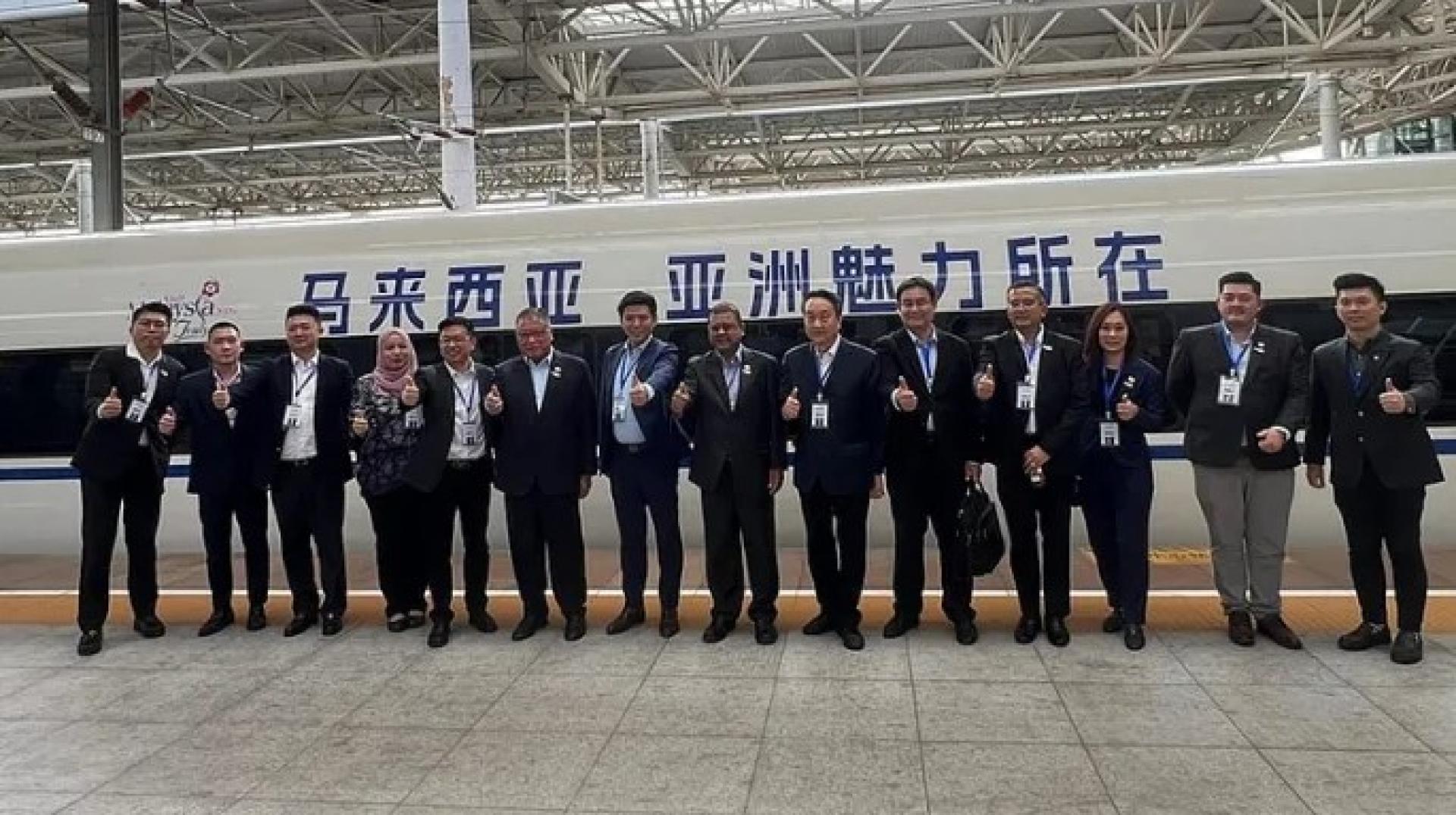 张庆信与其他嘉宾在中国青岛出席“马来西亚，亚洲真正的魅力”高铁揭幕仪式。