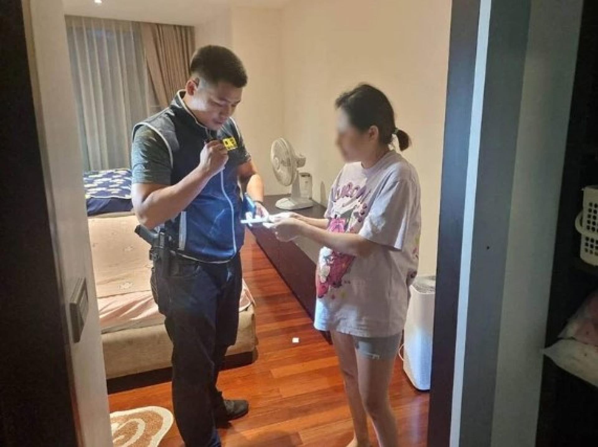 女嫌在曼谷一家酒店被抓捕。