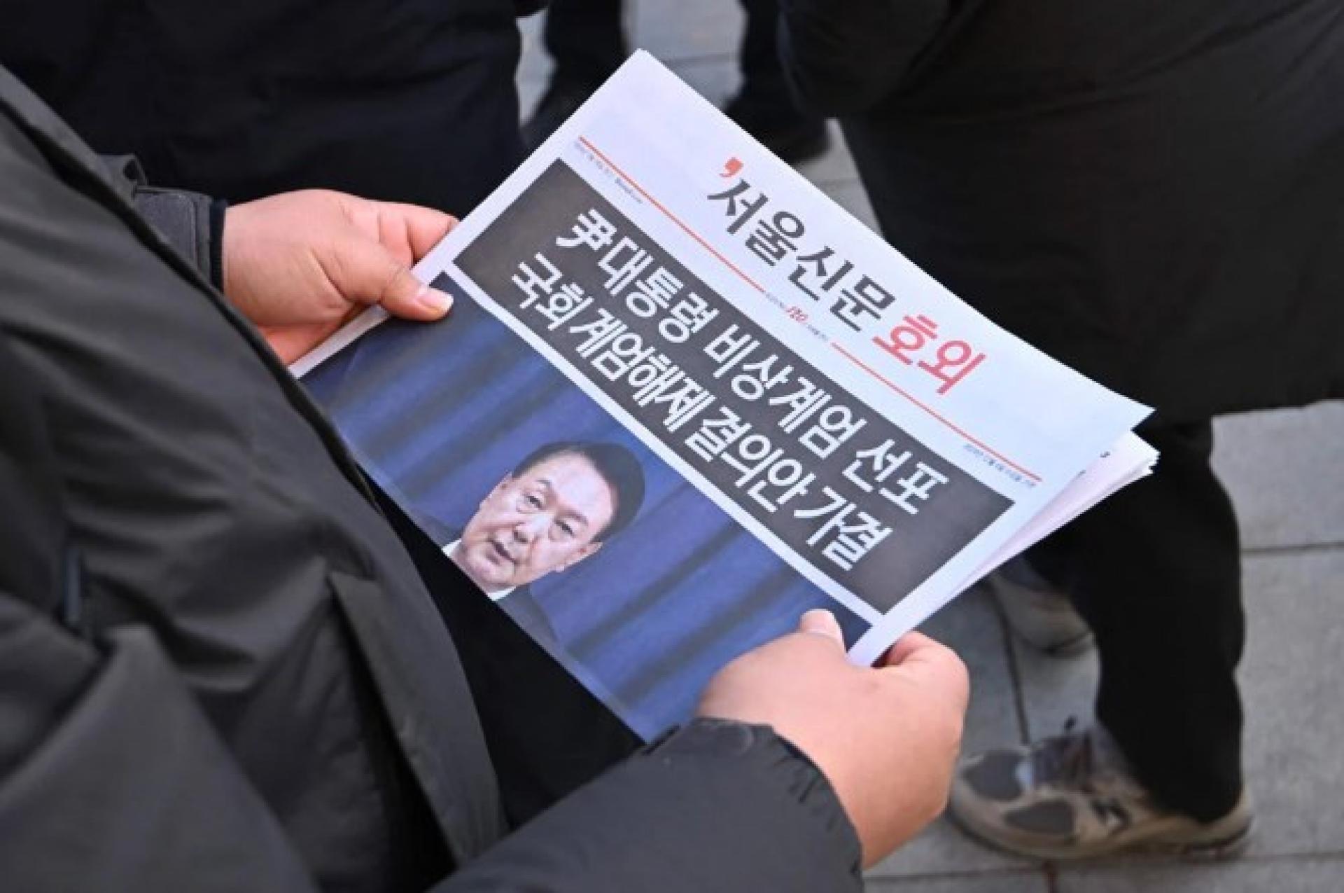 韩国媒体发行号外，报道尹锡悦宣布紧急戒严令。