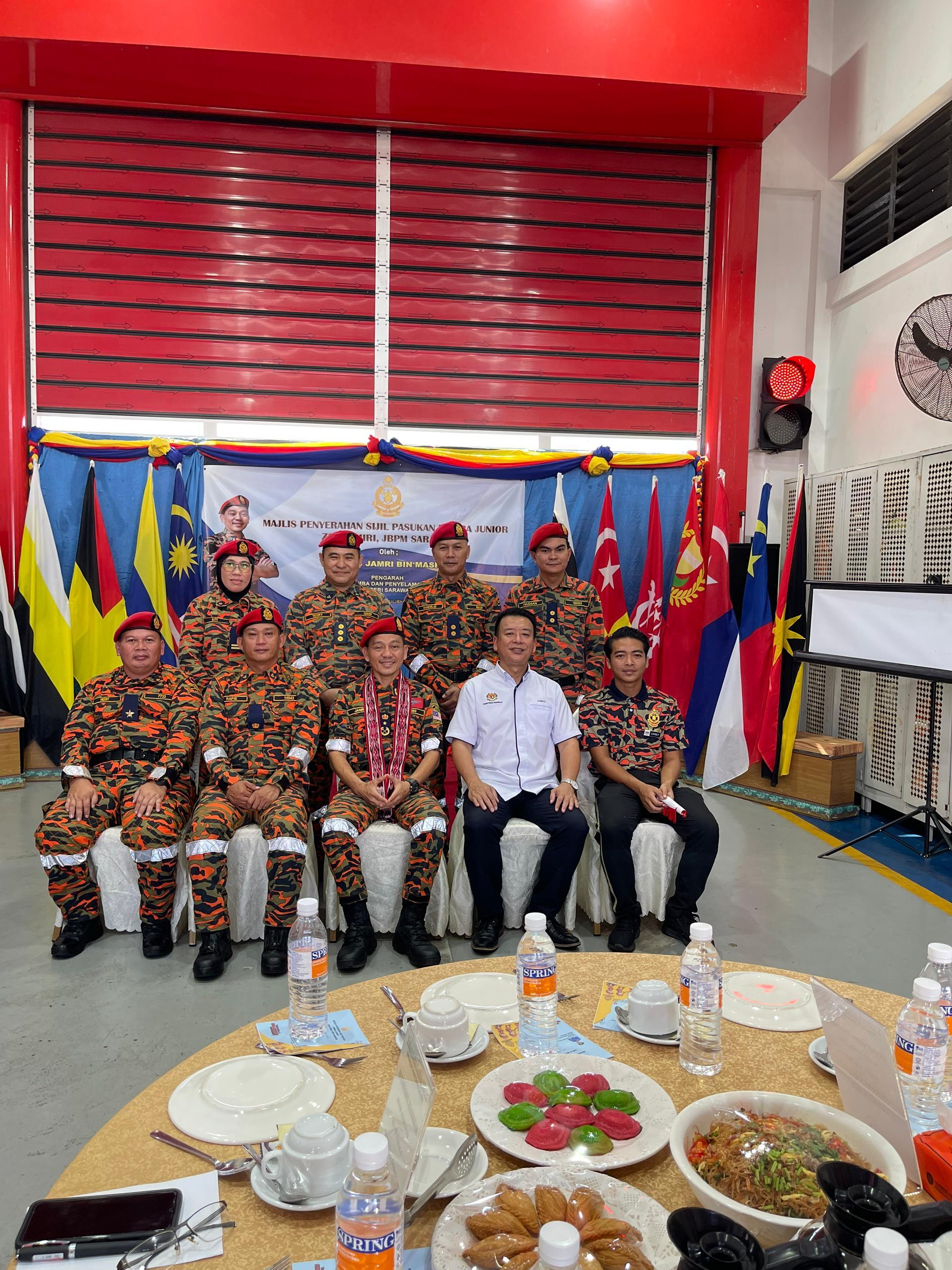 史纳汀国小少年消防队正式成立，学生代表与校方于砂消防局颁发认证证书后合影。