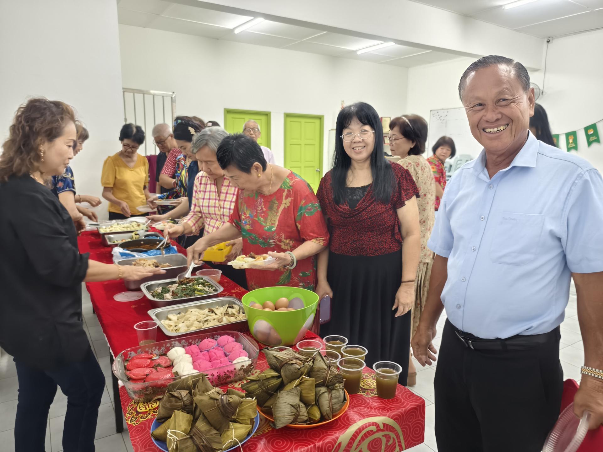 右起为美里华人公会署理会长甲必丹严学忠、妇女组主任詹有珊于活动上留影。