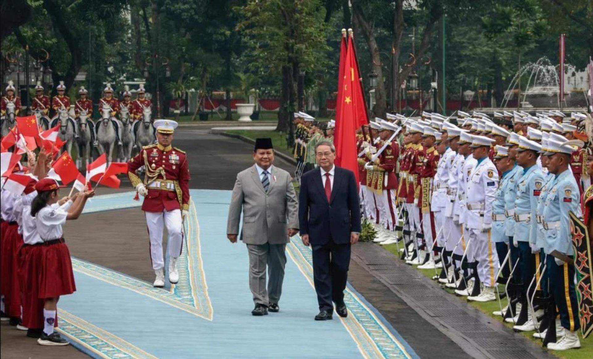印度尼西亚总统府星期天上午为中国总理李强（右）举行欢迎仪式，李强在印尼总统普拉博沃（左）的陪同下检阅仪仗队。