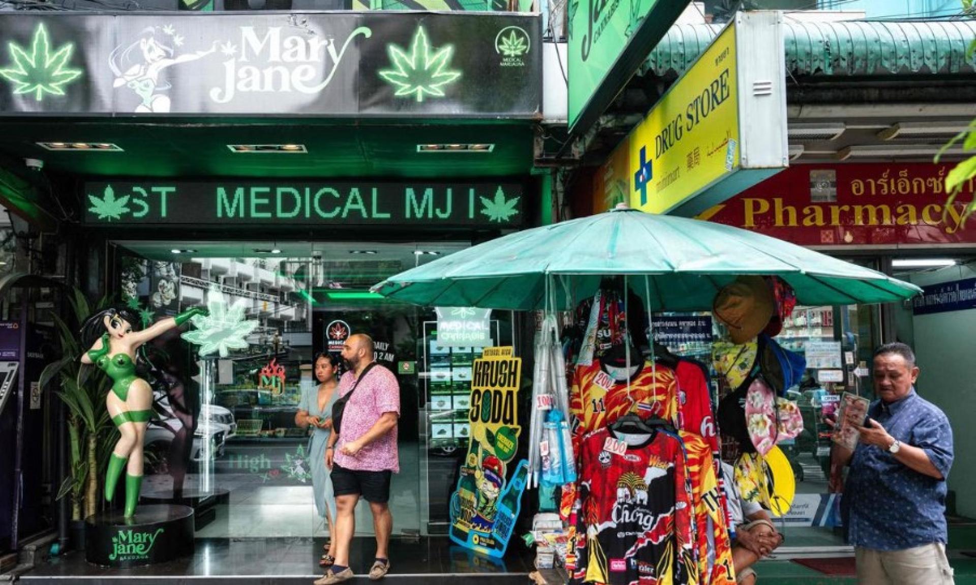 外国游客到曼谷街头的大麻药房消费。泰国当局规定药房只能销售大麻给拥有执照或处方的人。