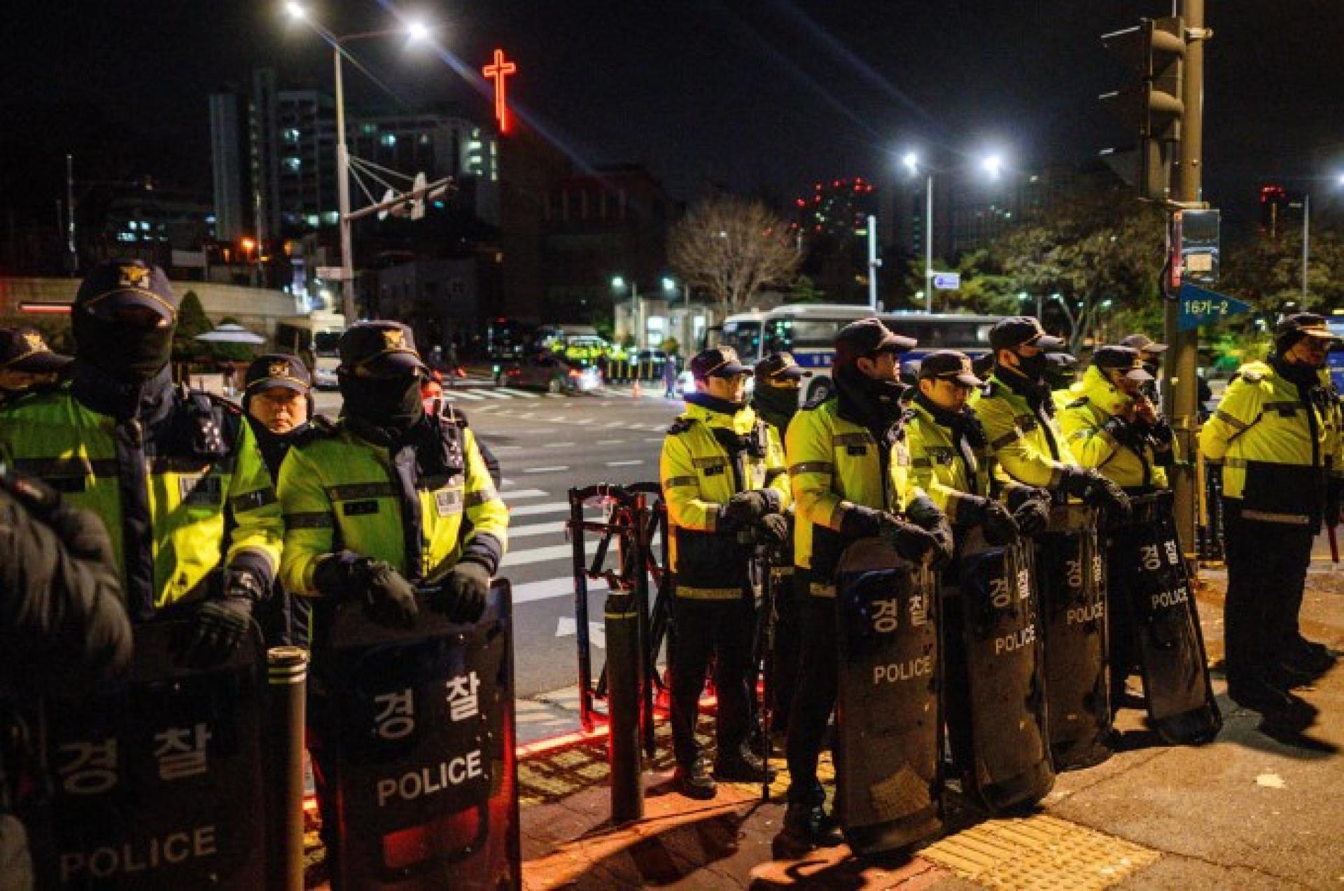 尹锡烈宣布戒严后，警察在韩国总统府和国防部附近戒备。