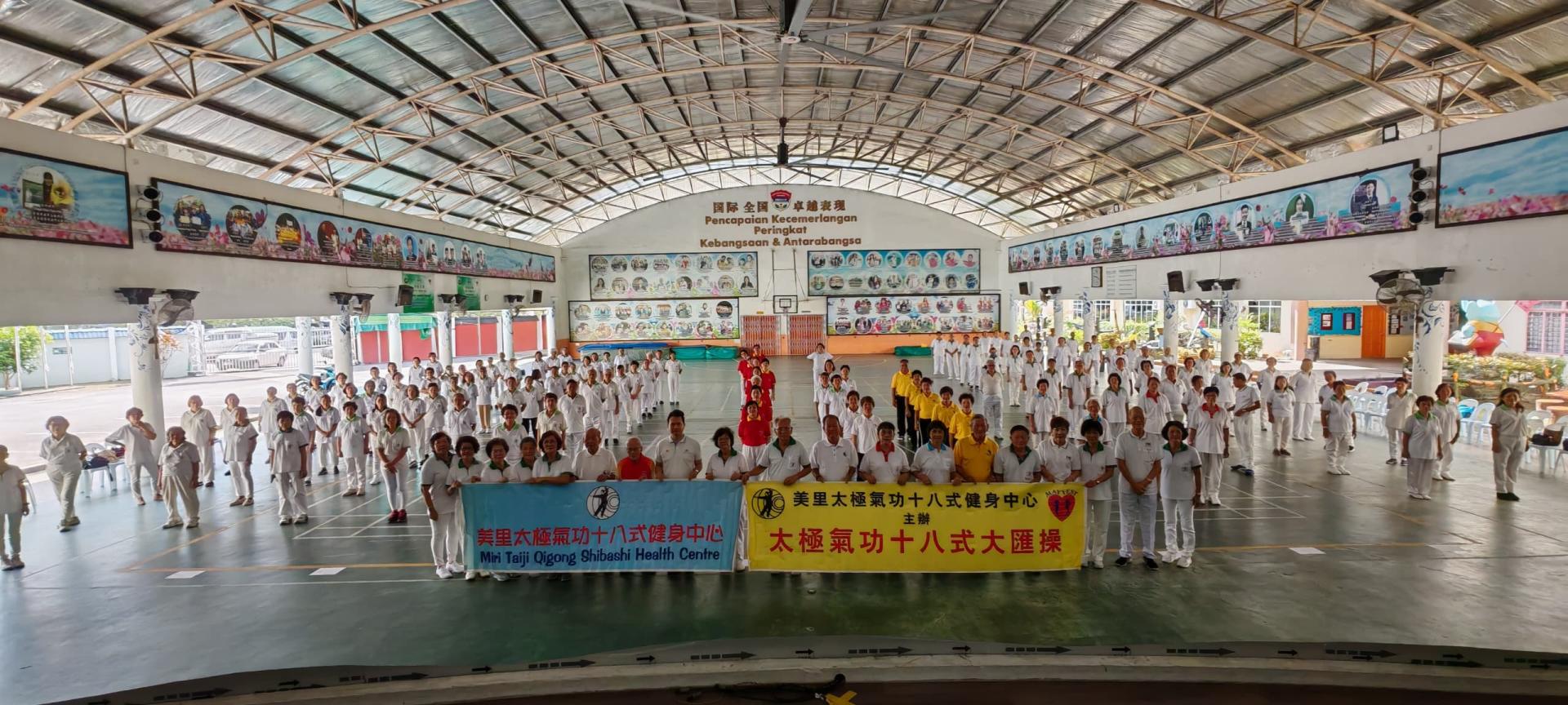 全体出席“美里节太极气功十八式大汇操”功友们合影。