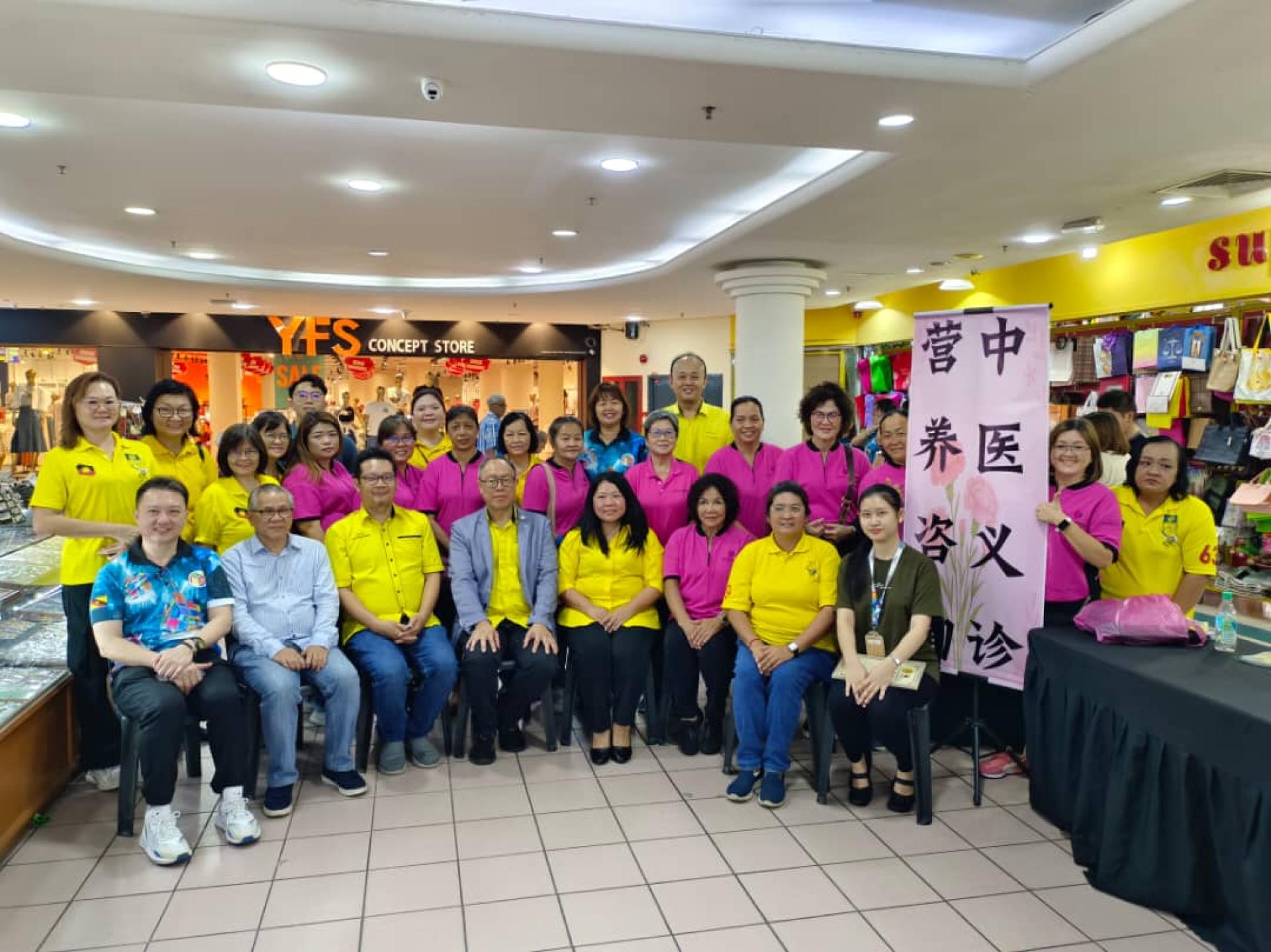 砂拉越人联党美里(卑尔骚)支部妇女组与美里市妇女援助协会联合主办，由美里防止肥胖协会及杨贵重综合中医针灸中心(美里分行)举行义诊服务，全体筹备会及工作人员与贵宾合照。