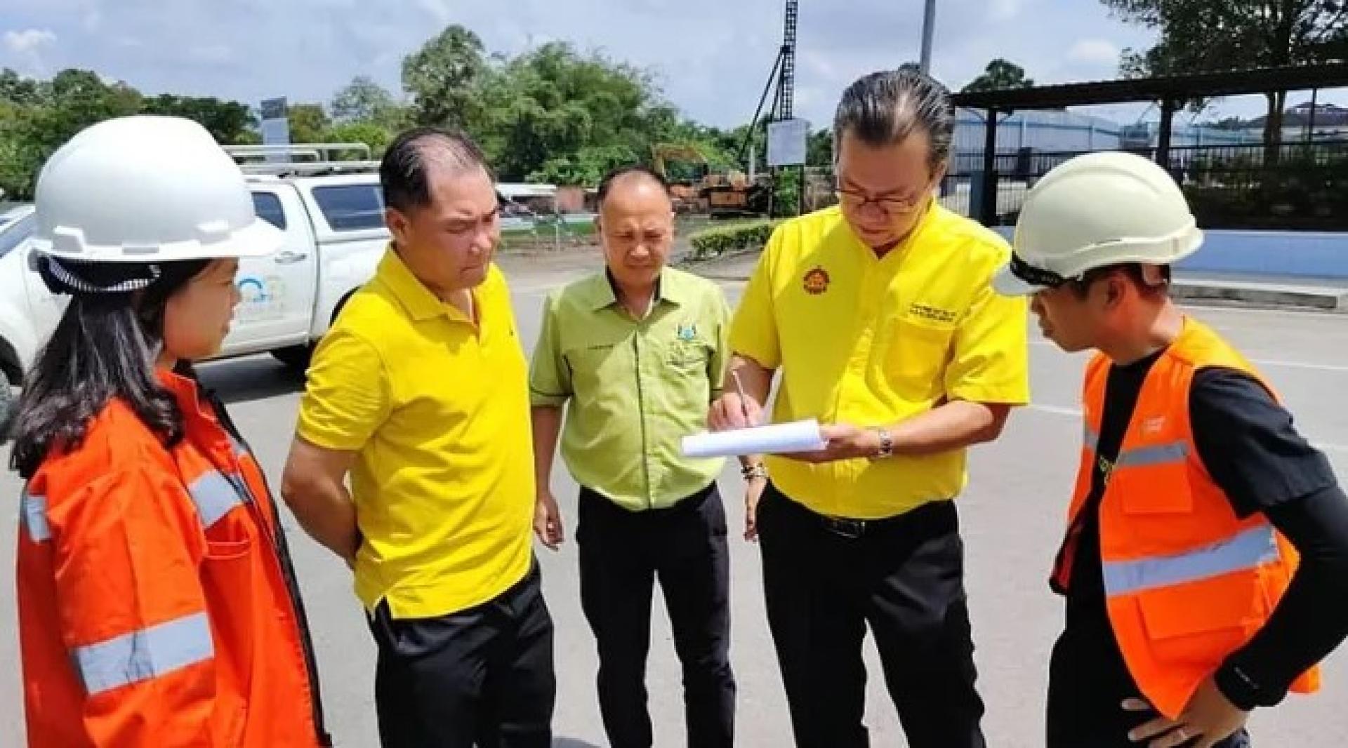 叶耀星与巴达旺市议会议员及砂能源公司官员在实马巴路与居民会面，确定新增路灯的安装点。