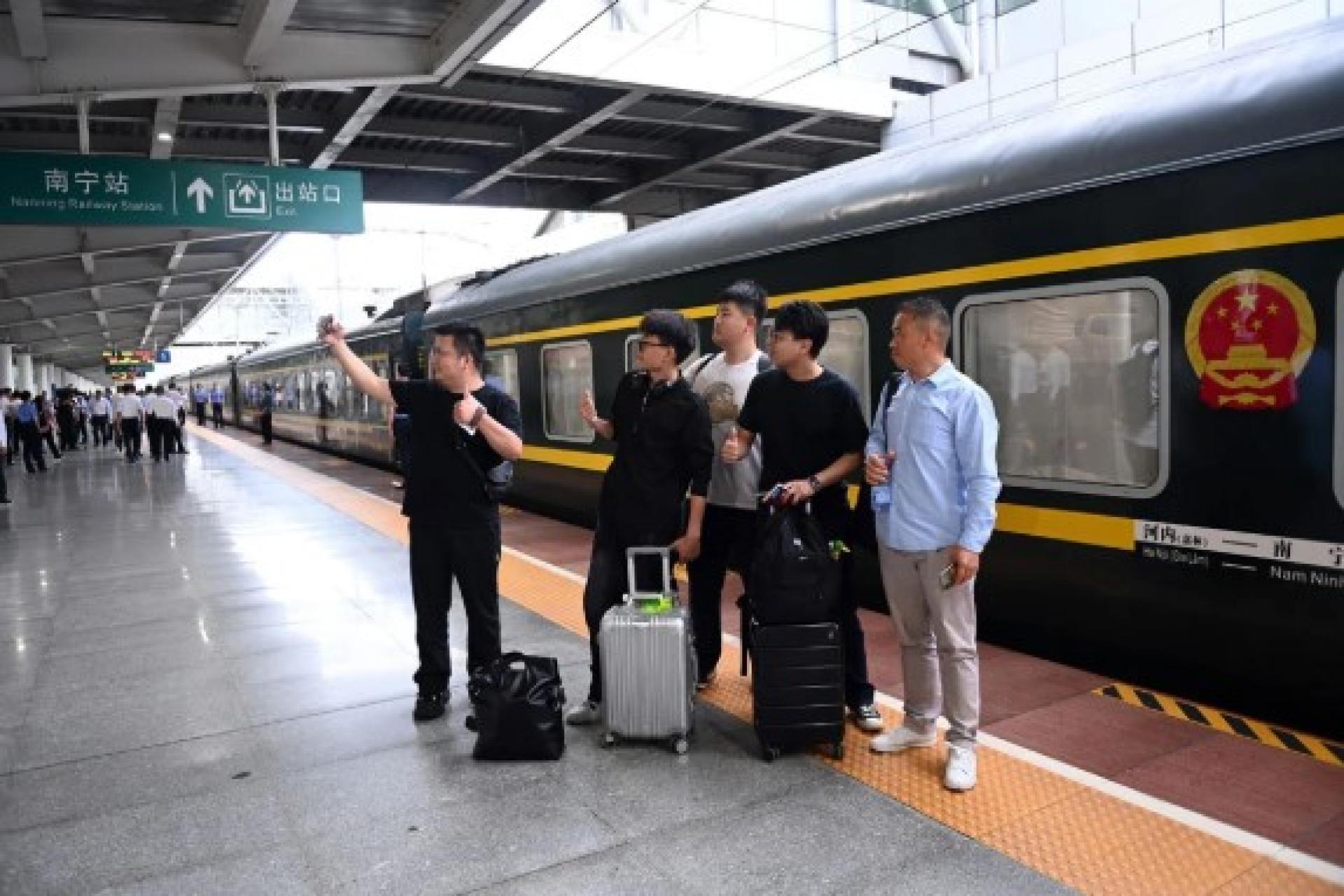 中越国际联运旅客列车旅客25日在上车前合影留念