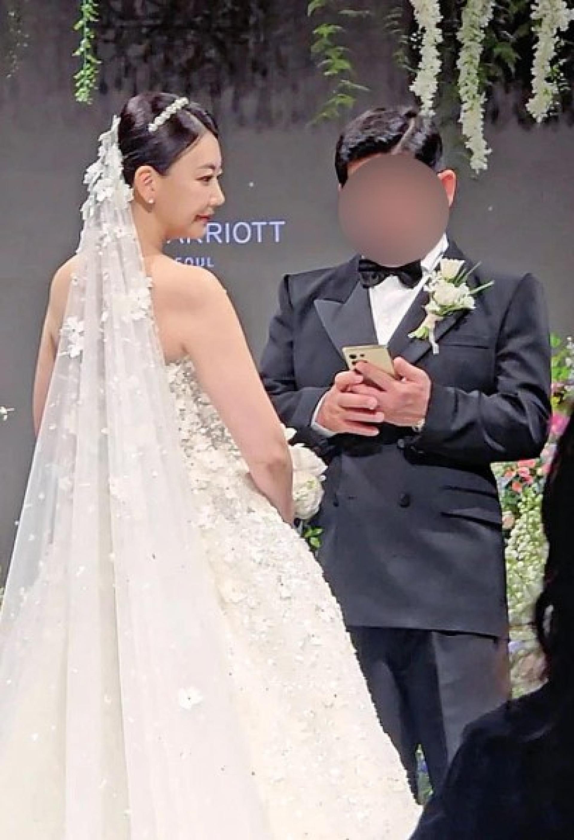 新郎在婚礼猛盯手机。