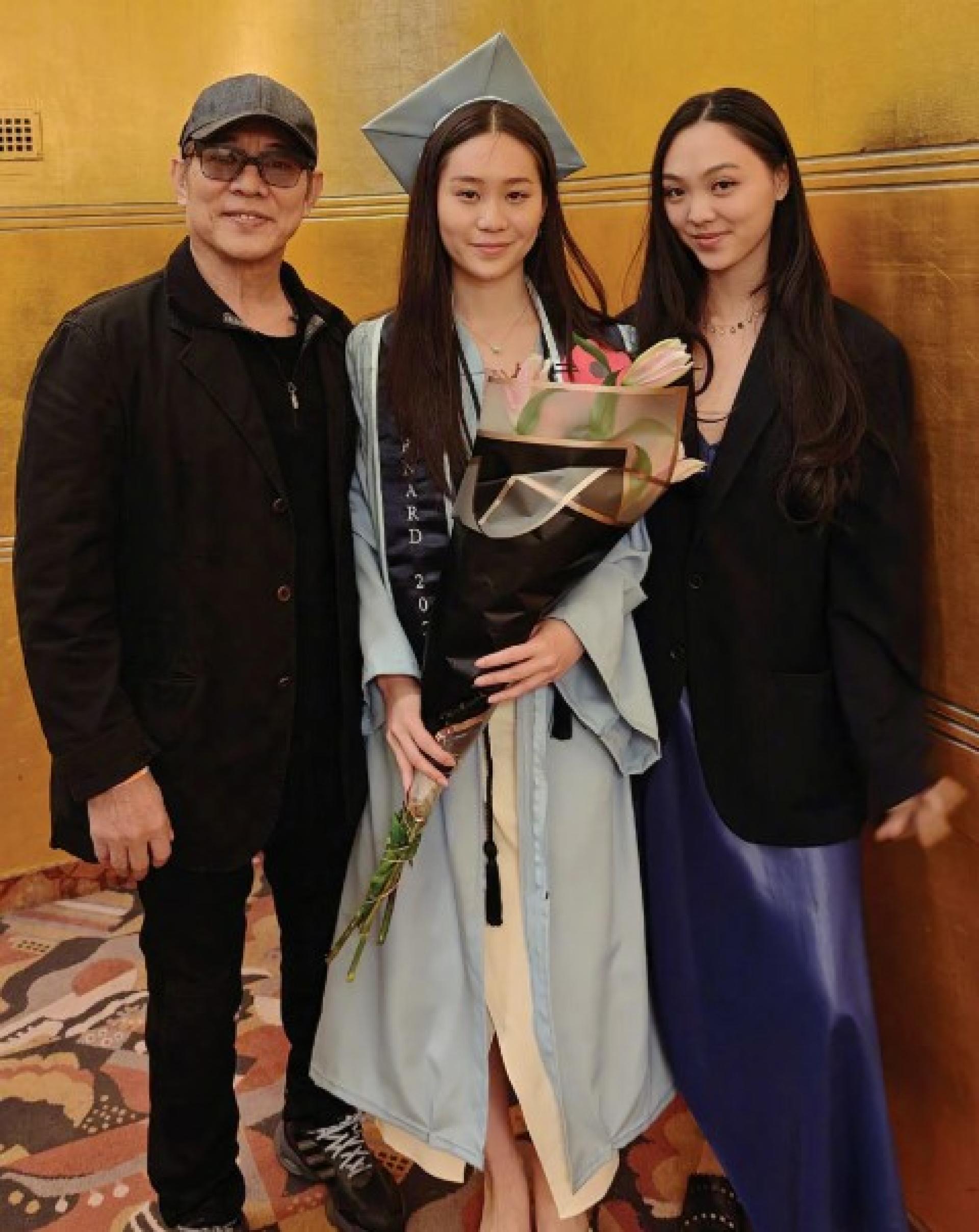 李连杰近日和三女儿Jane（右）一同出席小女儿Jada毕业典礼。