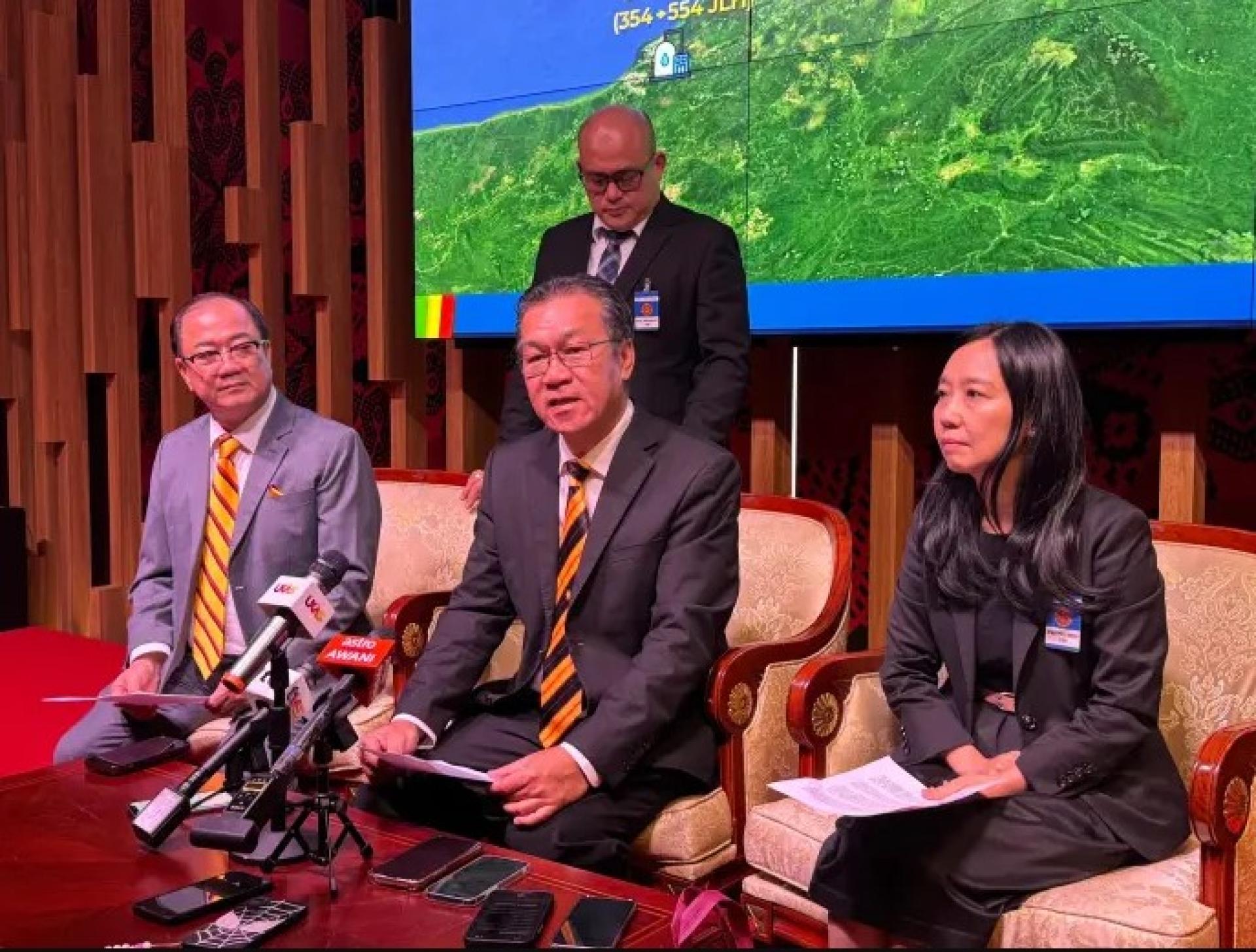 叶耀星（中坐者）与丹绒峇都区议员潘隆铭（左）及砂拉越总理政治秘书许德婉，于2025年5月26日在砂拉越州议会（DUN）综合大楼举行新闻发布会。