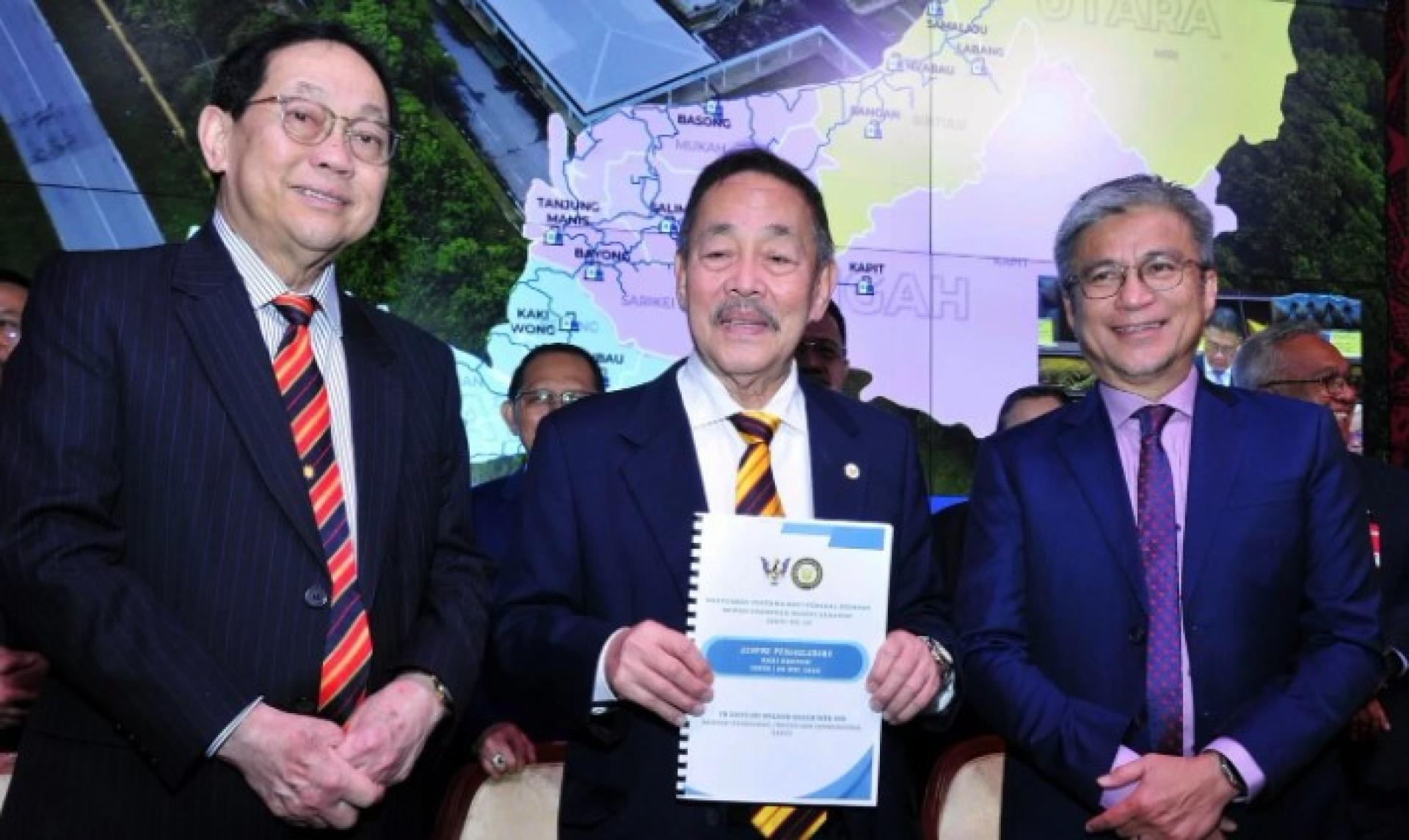 教育、创新与人才发展部副部长拿督法兰西斯哈登（左起）、罗伦沙嘉，以及教育、创新与人才发展部副部长安华拉比依在立法议会会议中。