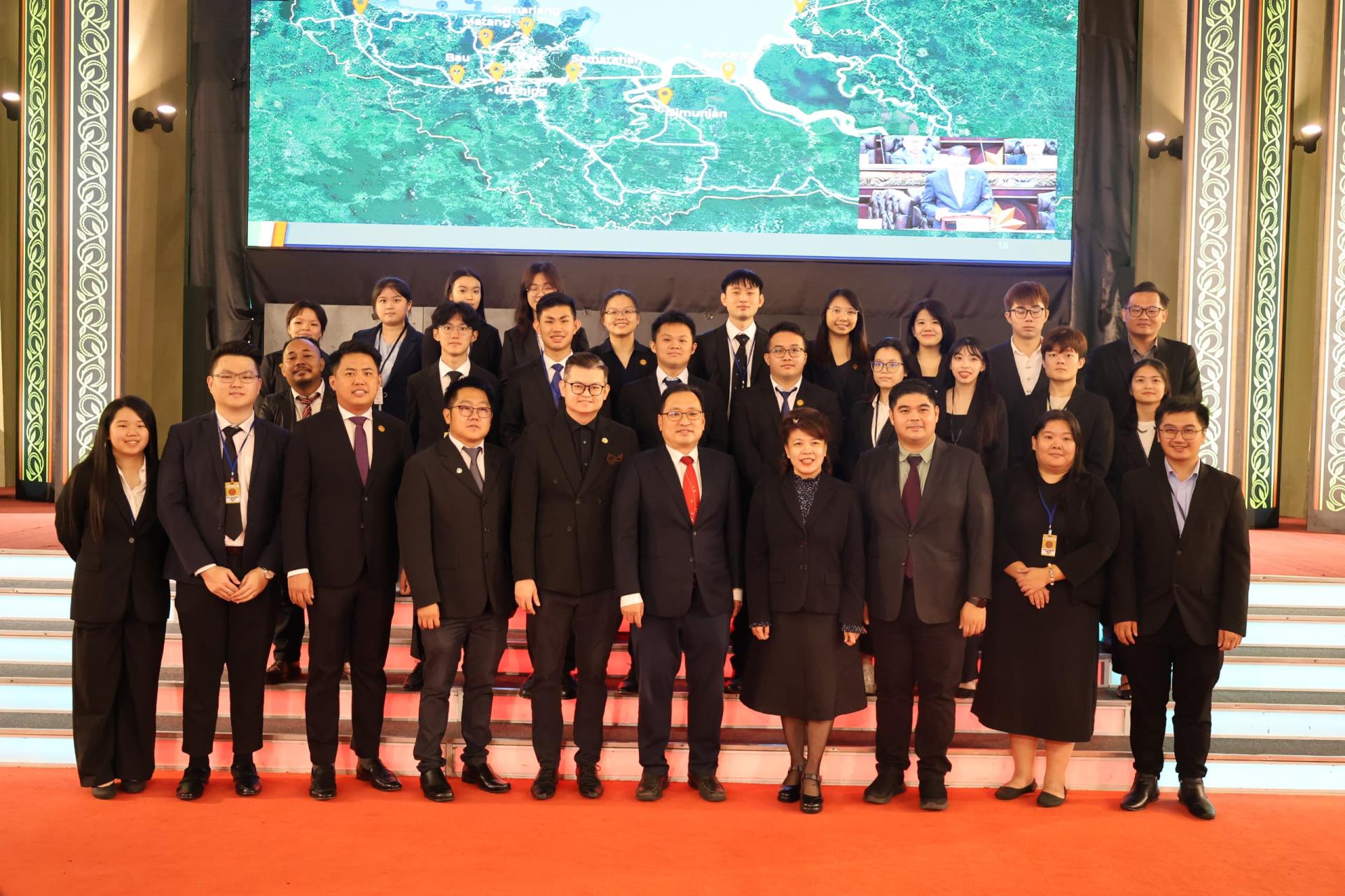 砂拉越民主行动党社青团（DAPSY Sarawak）拜访与参观砂拉越州议会合影。
