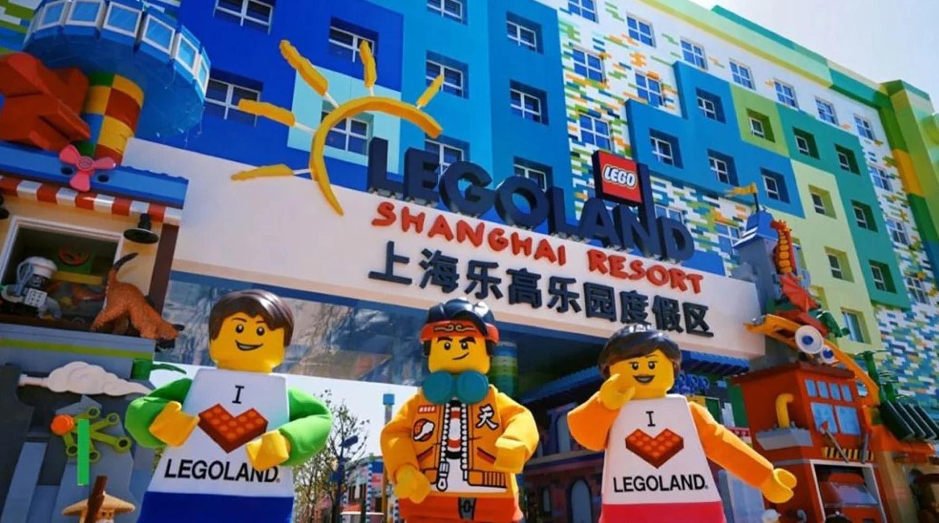 上海乐高乐园度假区位于上海市金山区枫泾镇，占地面积31.8万平方公尺。