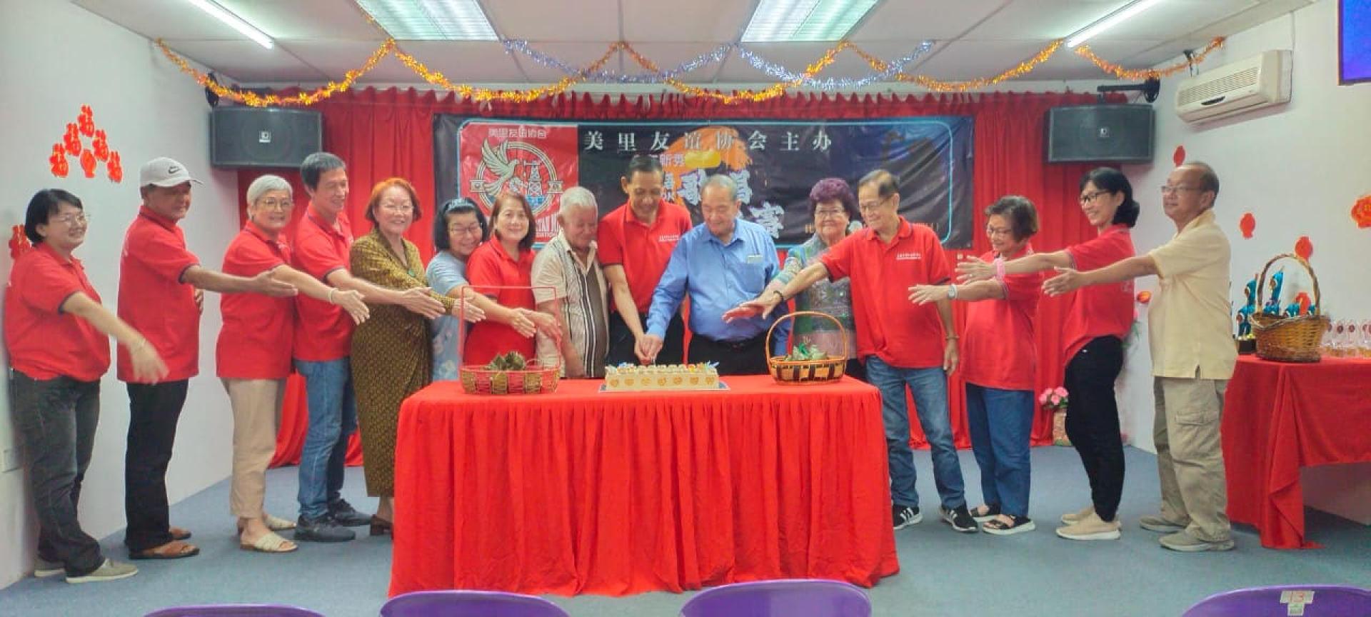 双亲节切蛋糕仪式。左7起为筹备会主席柯盈糸、永久名誉会长林勇杰、会长楊振平及永久名誉会长李玉生。