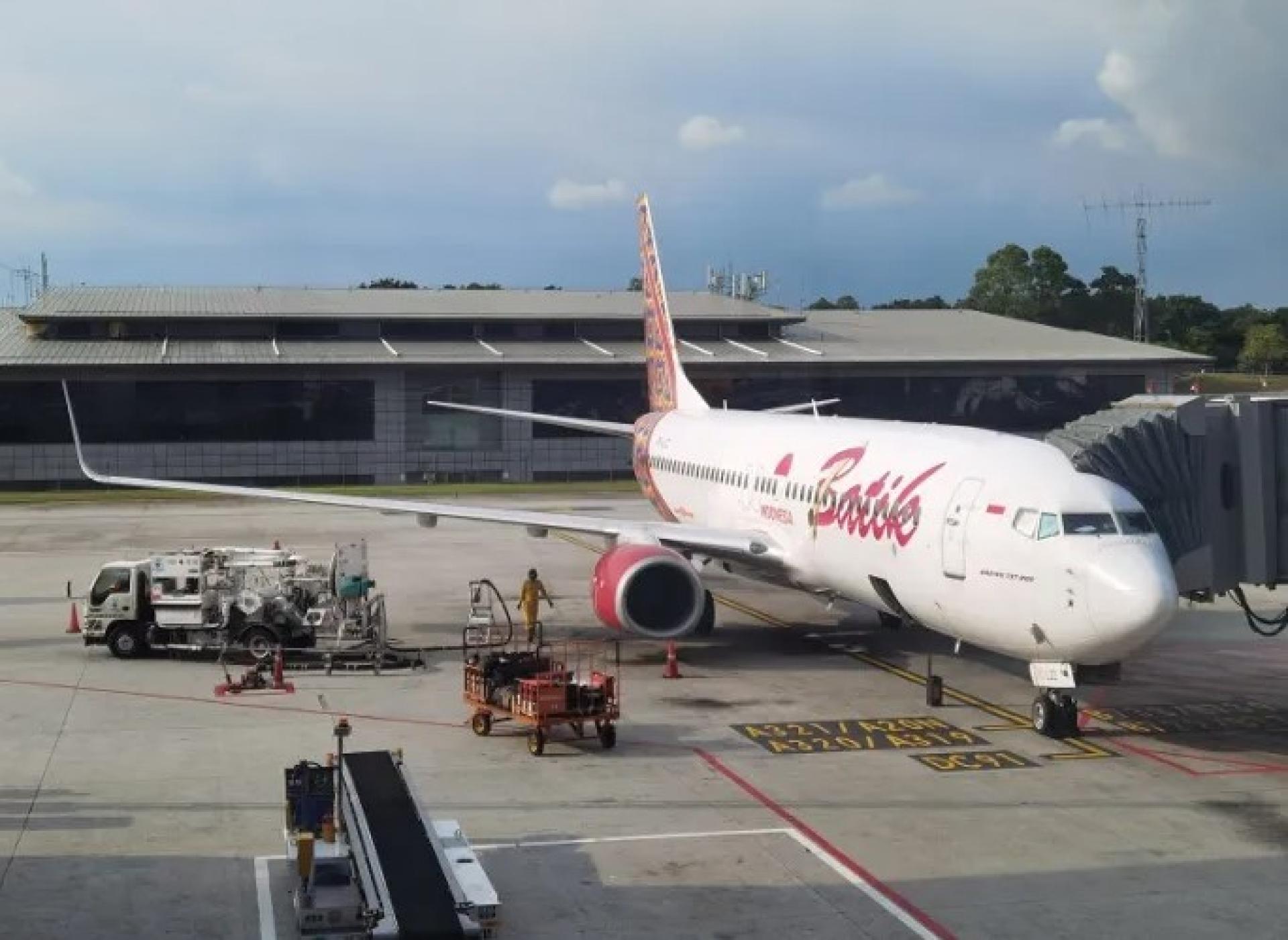 图为停靠在吉隆坡国际机场的峇迪航空飞机。