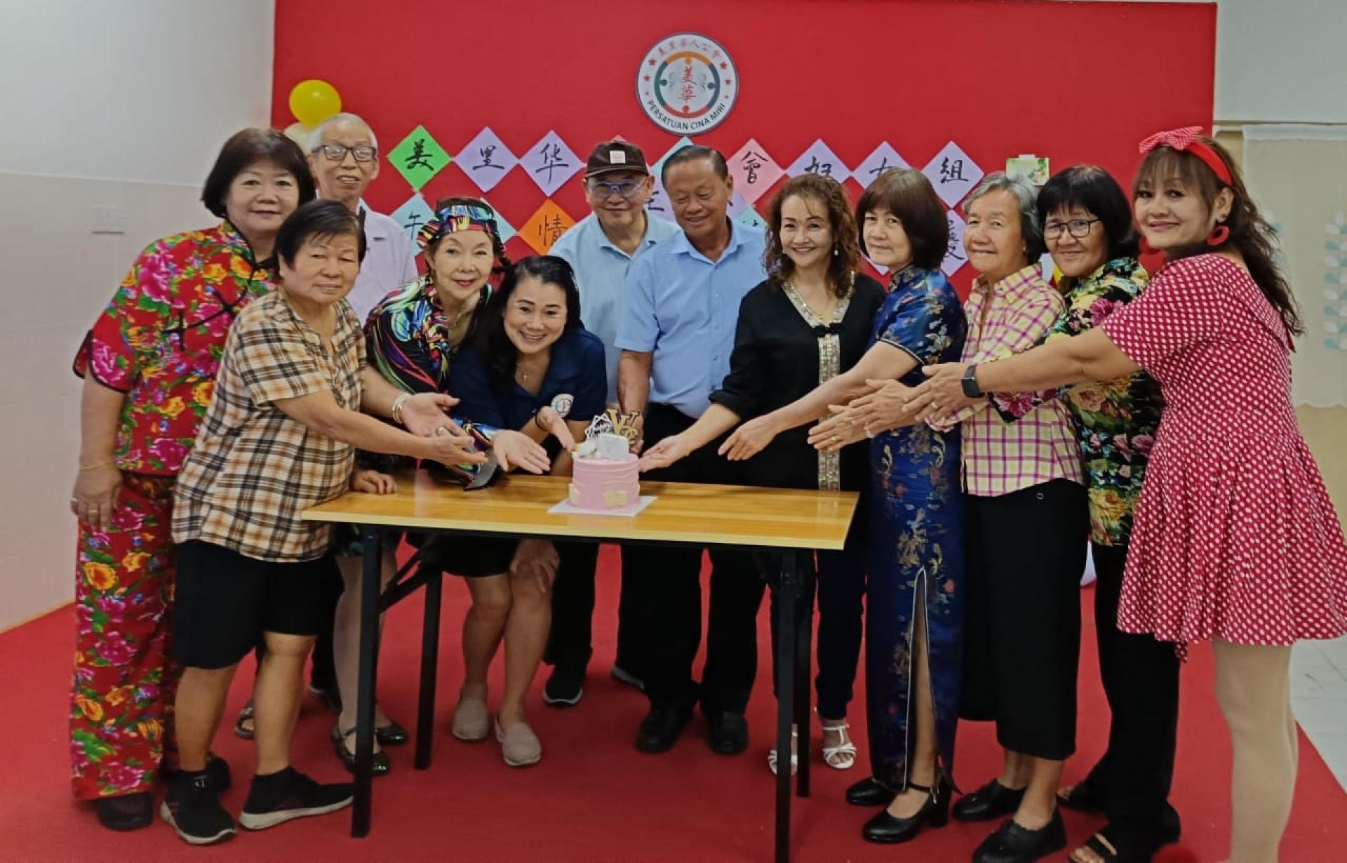 美里华人公会妇女组举办《端午传情粽香情浓共庆生》活动，共切生日蛋糕仪式。