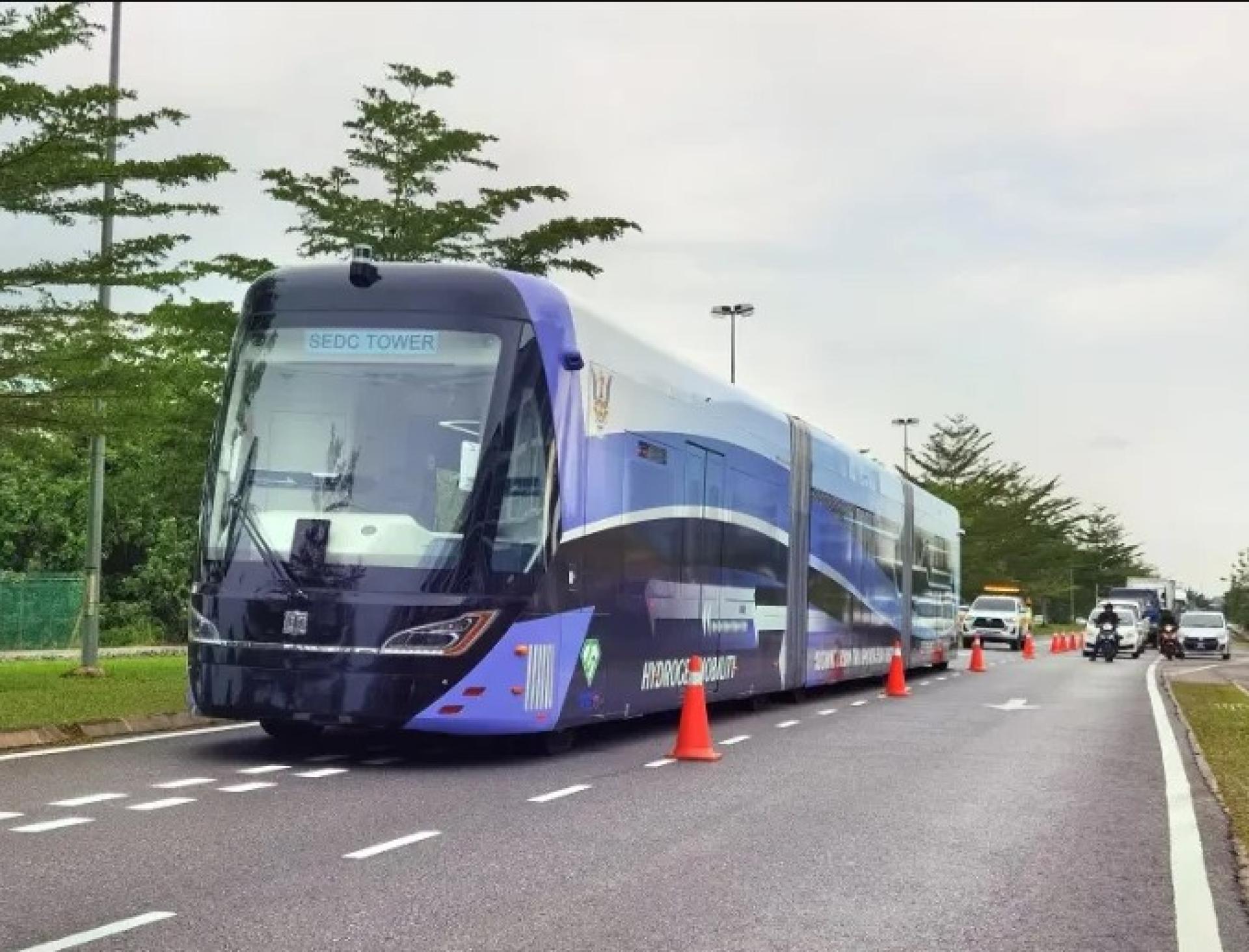 2023年8月23日，智轨列车（ART）原型列车在海峡大道进行工程测试运行时的场景。