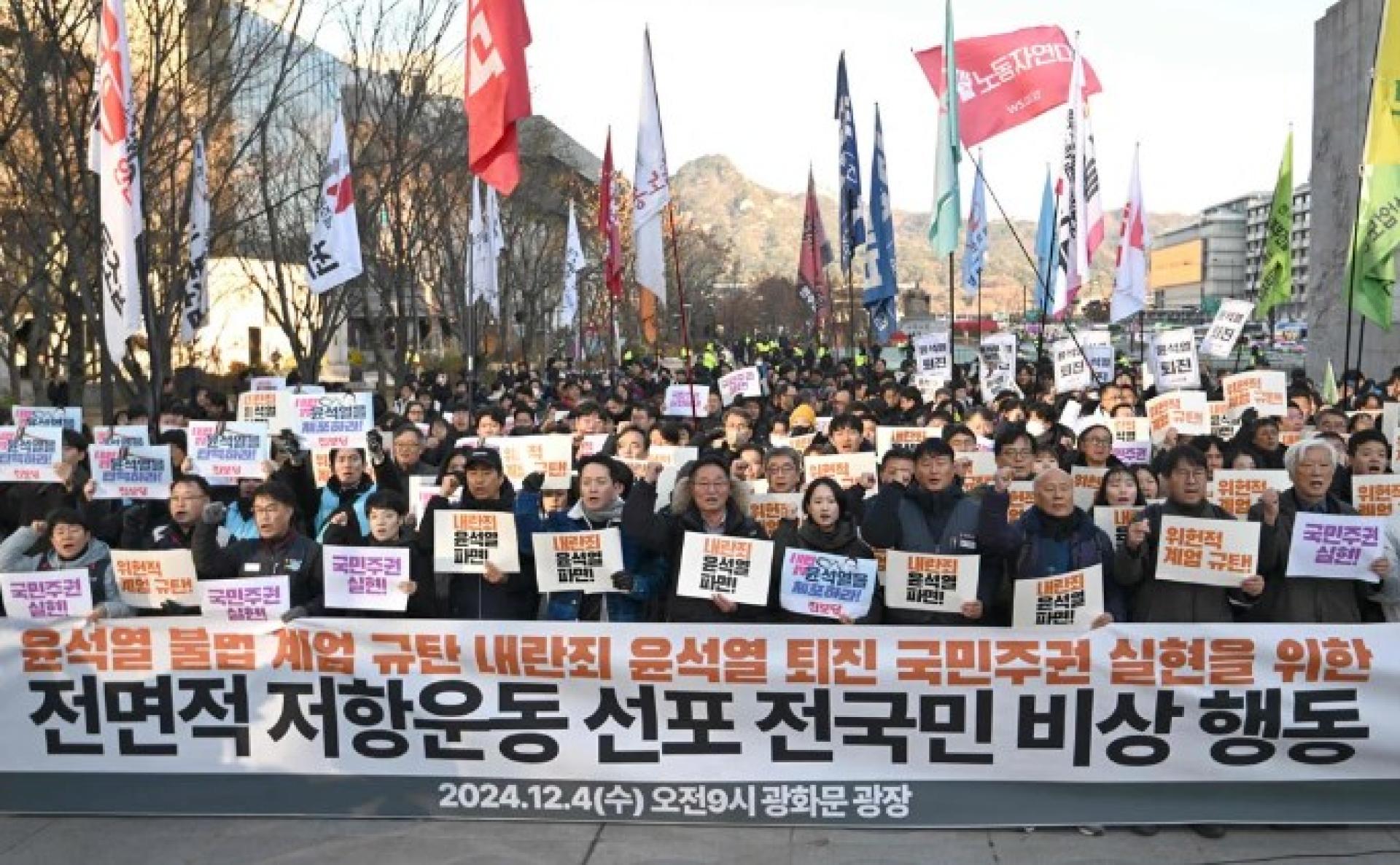 民众在光化门广场举行示威，谴责尹锡悦非法戒严令。