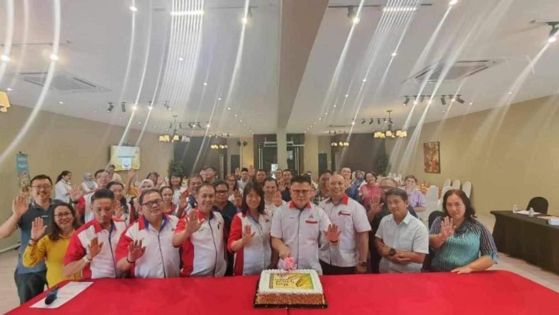 Presiden STU, Kullin Djayang (empat kanan) bersama golongan pendidik semasa merasmikan Mesyuarat Agung Tahunan ke- 22, STU Bahagian Sri Aman.