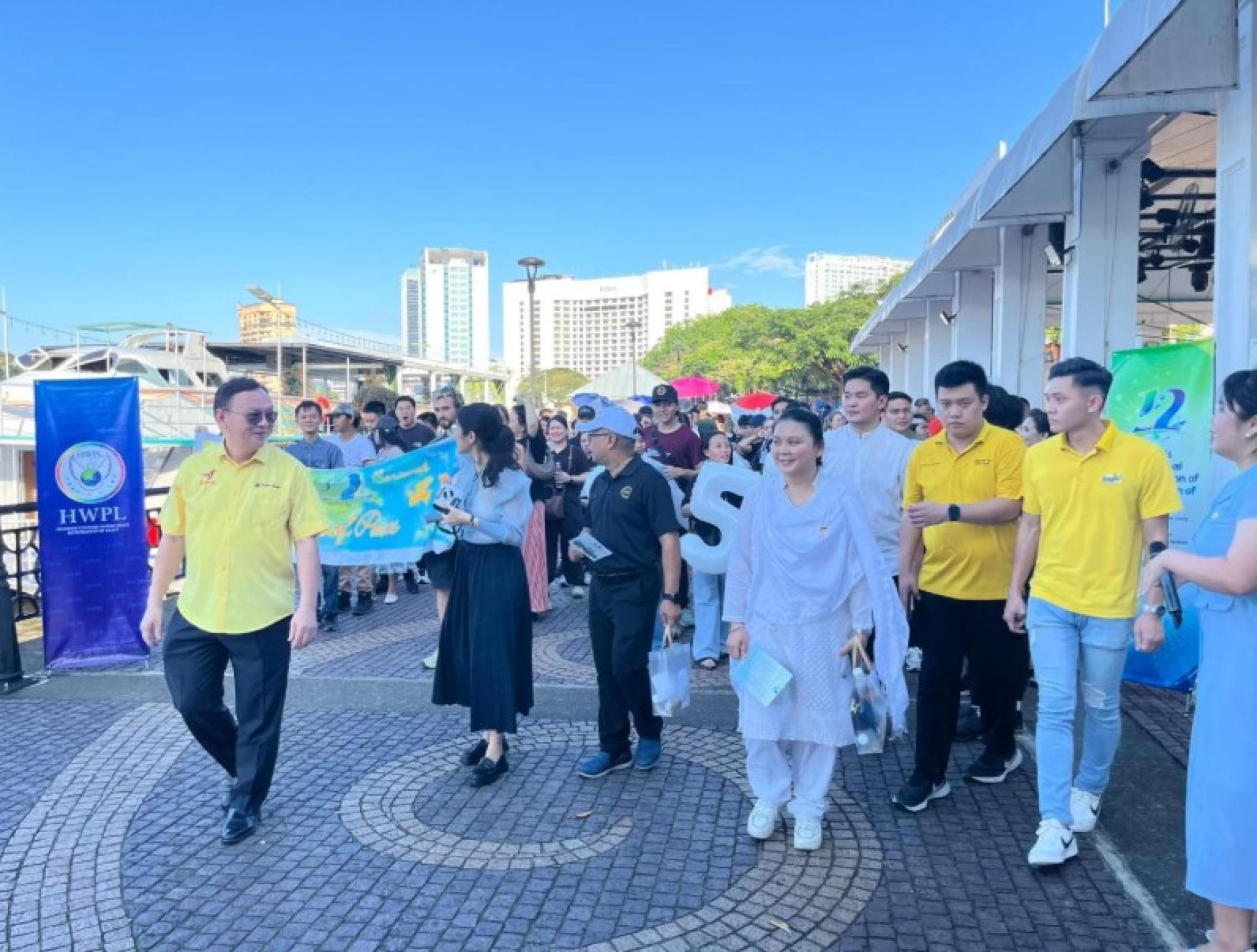 罗克强（左）与其他贵宾在河滨公园共同启动“和平步行：团结之步”活动。