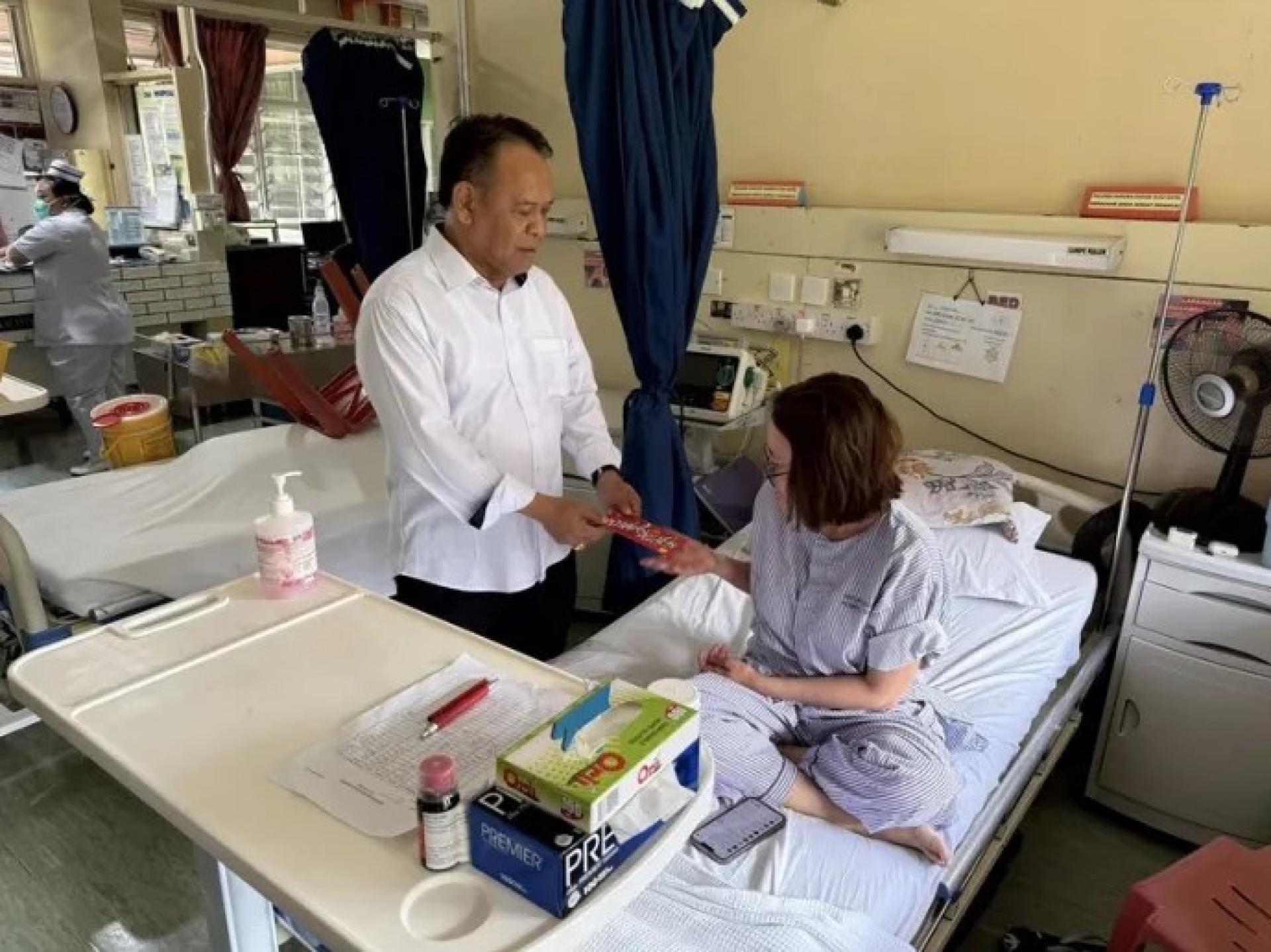 2025年5月26日，亨利在石隆门医院向一名病患赠送慰问品。