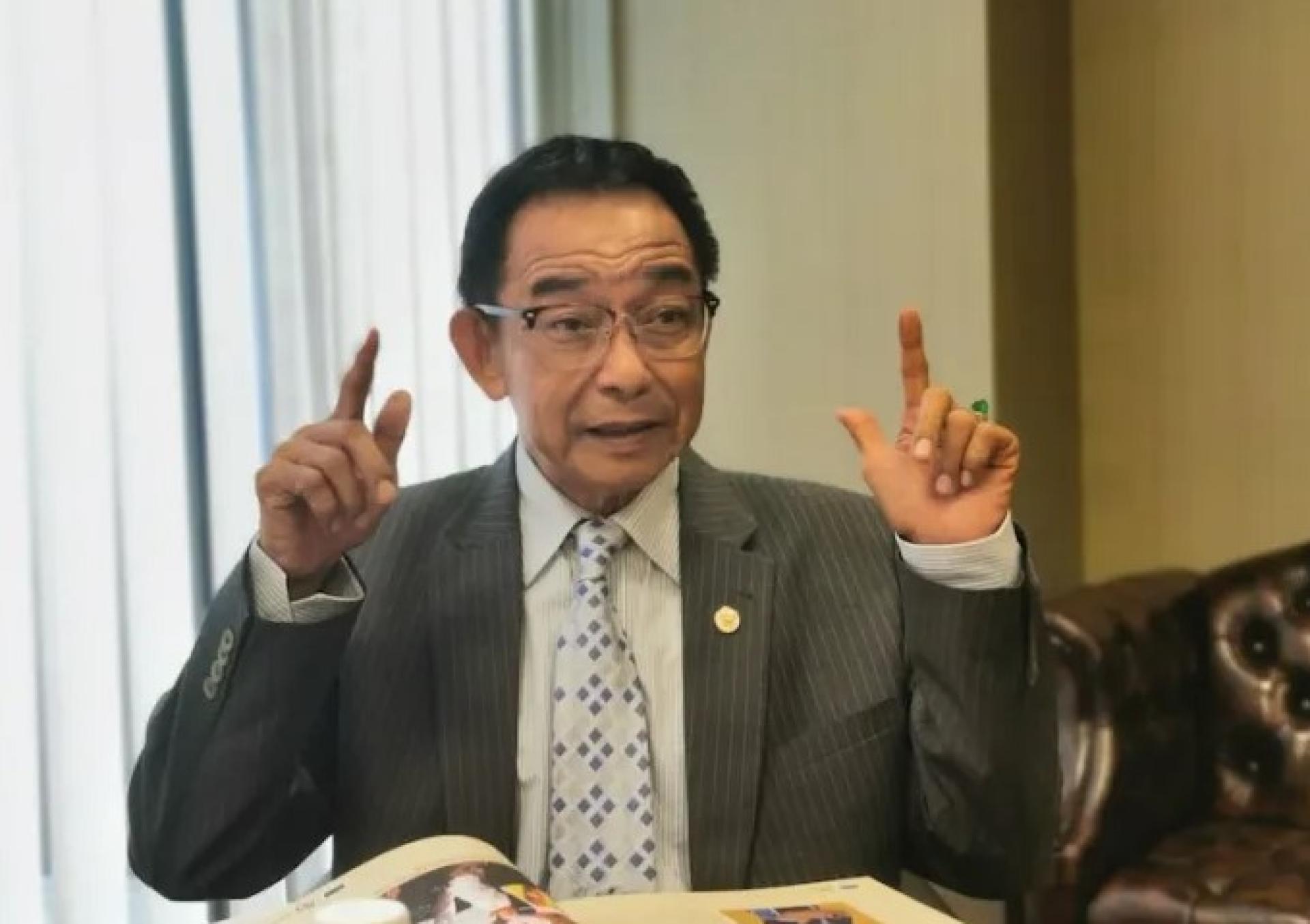阿都卡林于2025年5月26日在砂拉越立法议会旁接受采访。