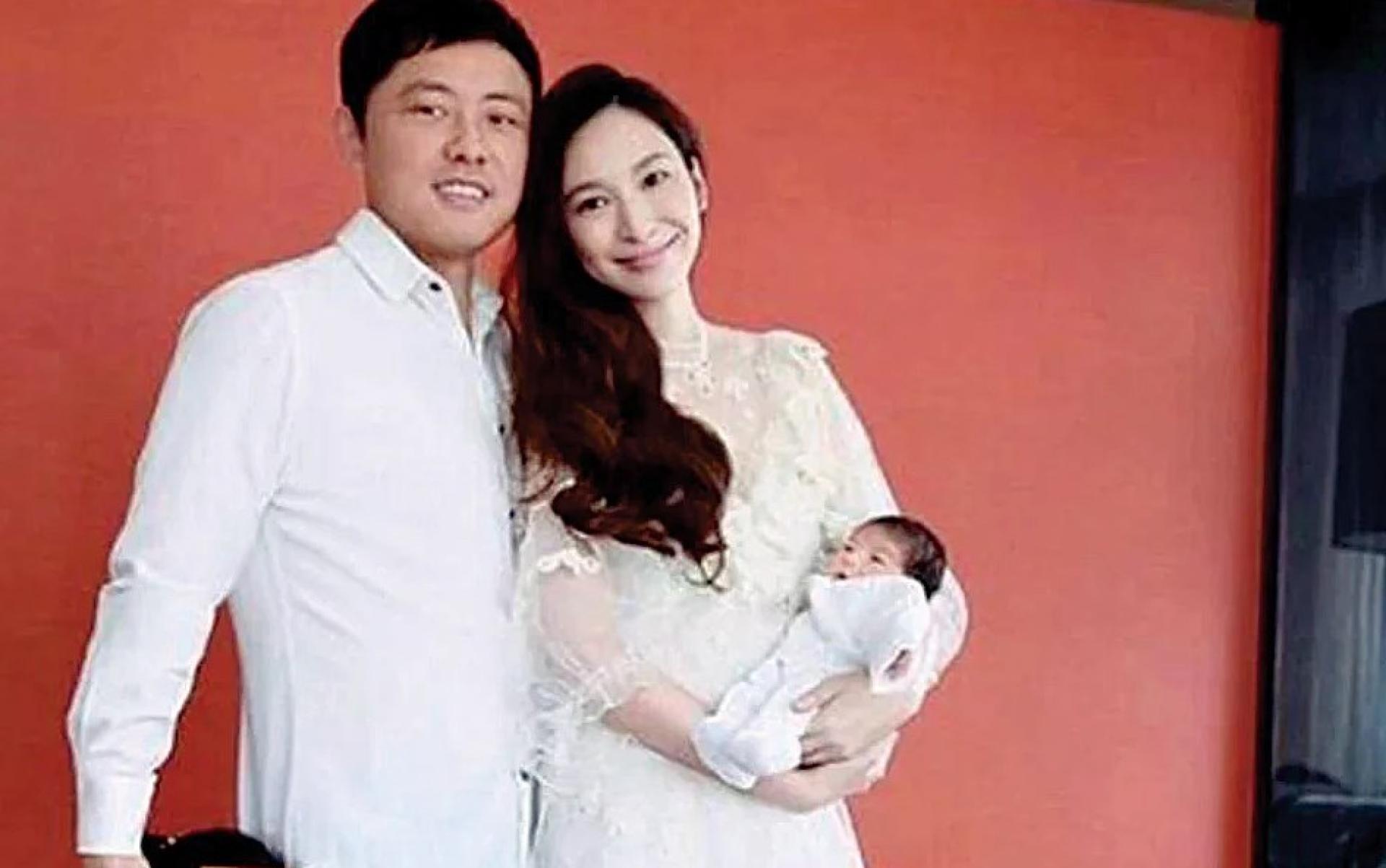 吴佩慈为纪晓波生下两子两女。
