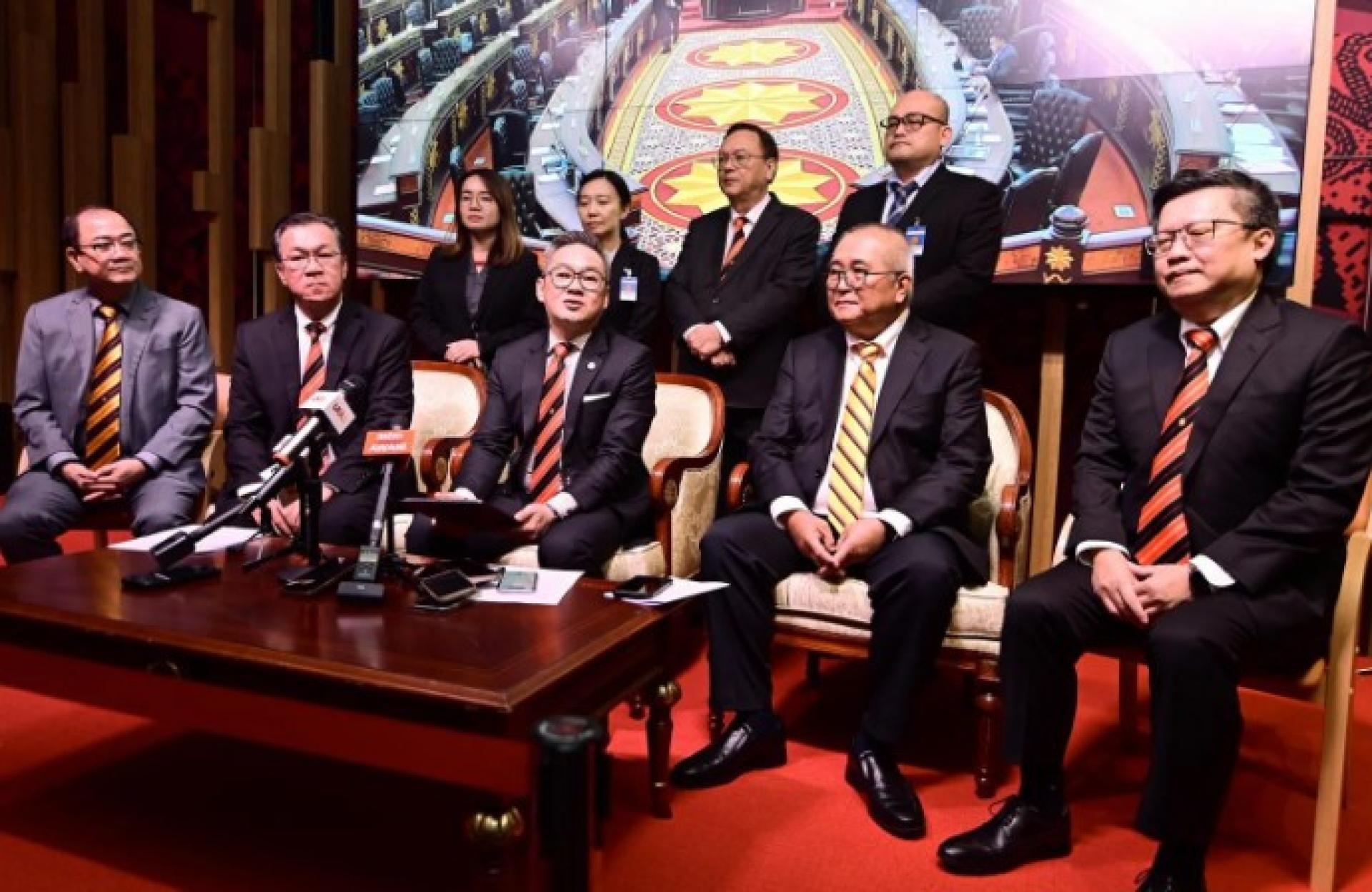 程明智（坐中）于砂拉越议会新闻发布会上发表讲话。