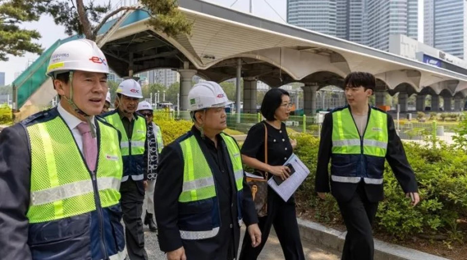 南达（右3）近日在韩国对韩国高速公路公司的技术访问现场。