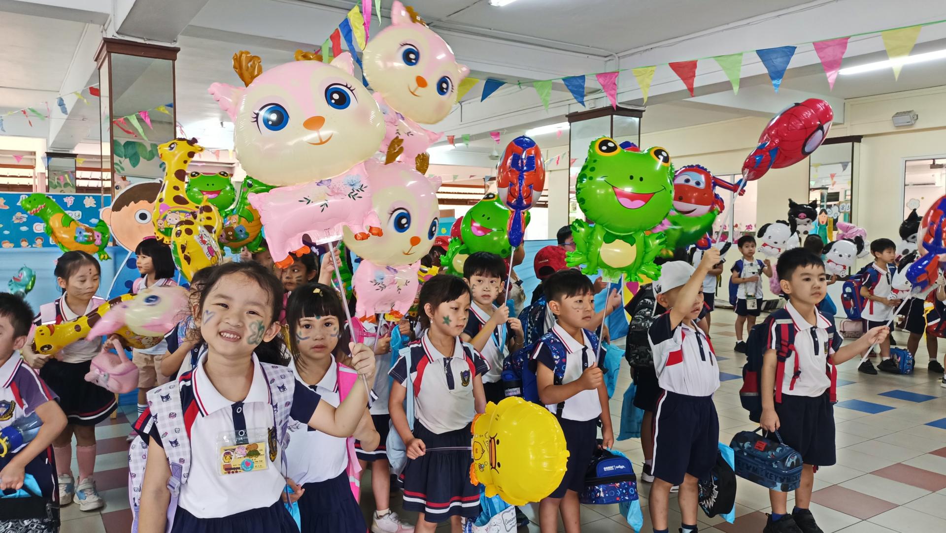 图为汶中幼儿园小朋友开心度过儿童节。