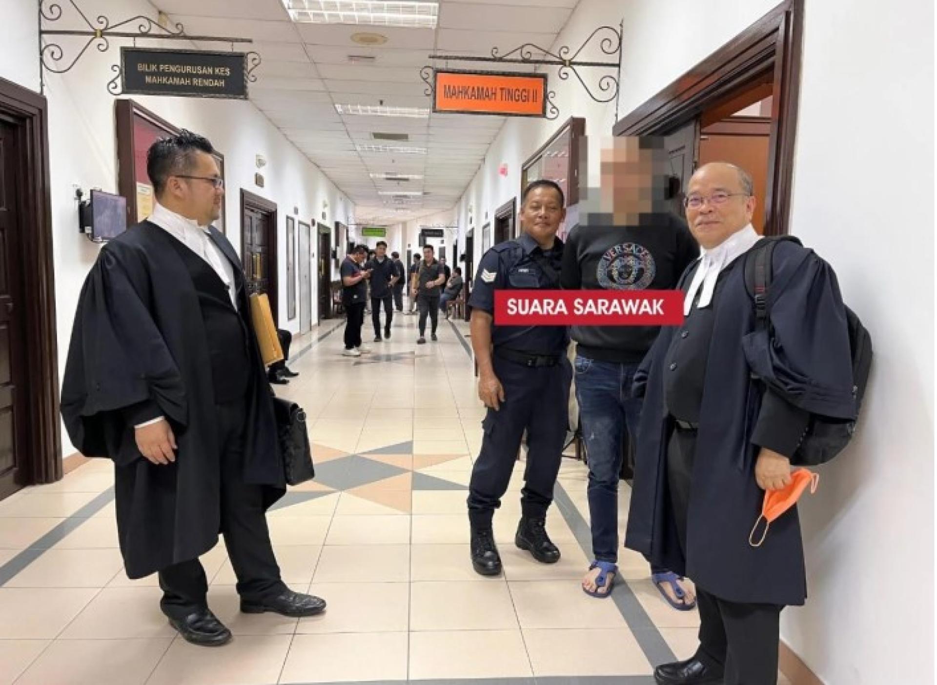 被告被押解出高庭二庭，与辩护律师史蒂文·贝蒂及杰拉尔德·恩帕林·唐纳德商讨。
