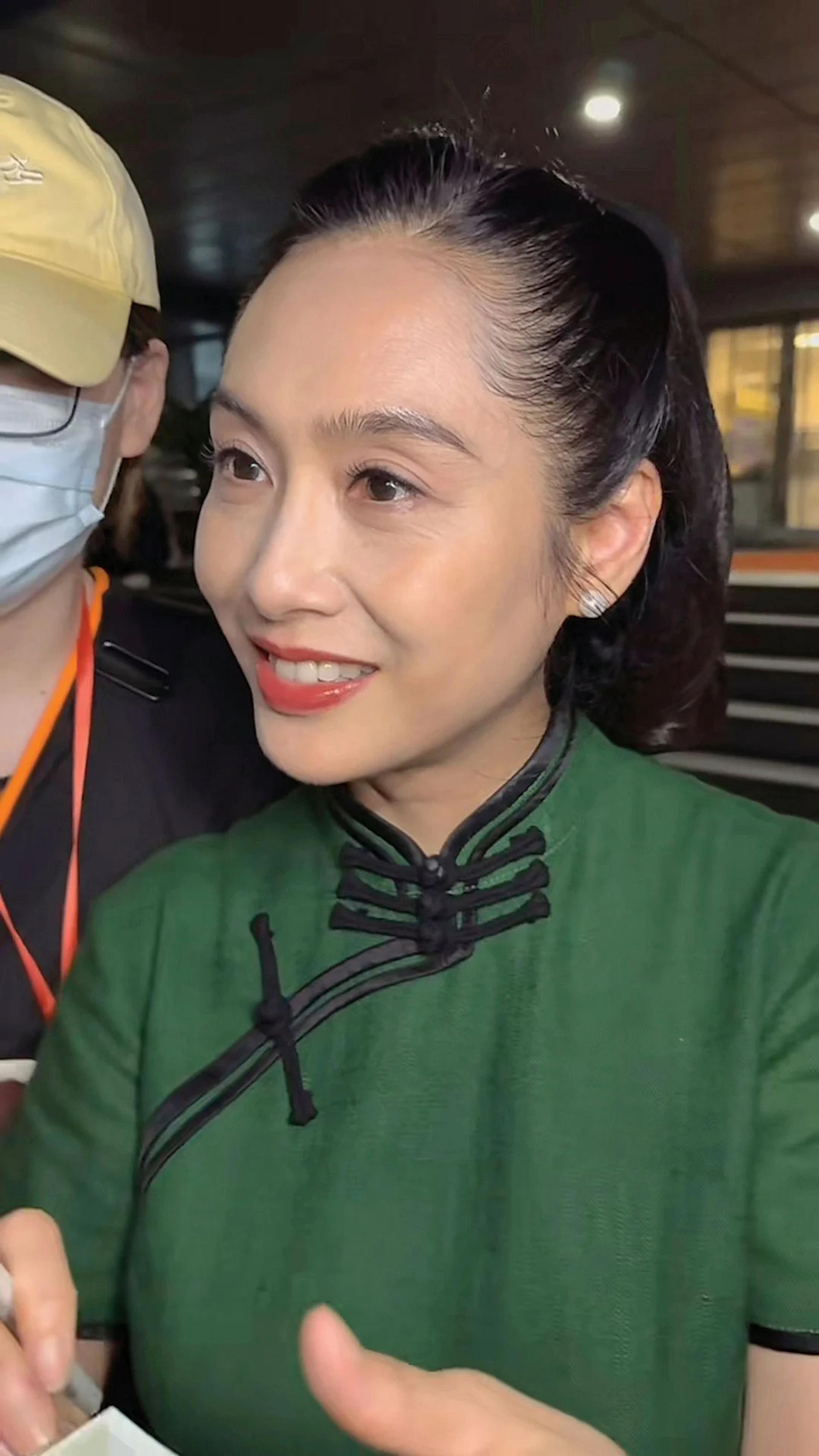 朱茵不仅耐心签名，更与众人闲话家常。