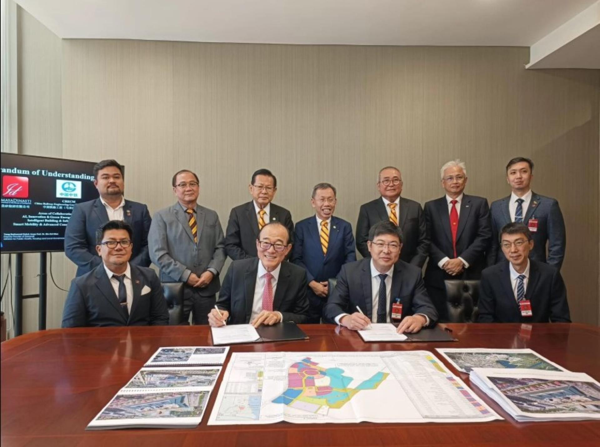（前排从左至右）：Hairul Nizar（高级副总裁，建筑与规划），Ar. Teo Ah Khing（Imasa Dinasti有限公司及TAK集团主席），Chen Gang（中国铁路工程集团有限公司（马来西亚）有限公司董事总经理），Li Xinwen（CRECM副董事总经理）。