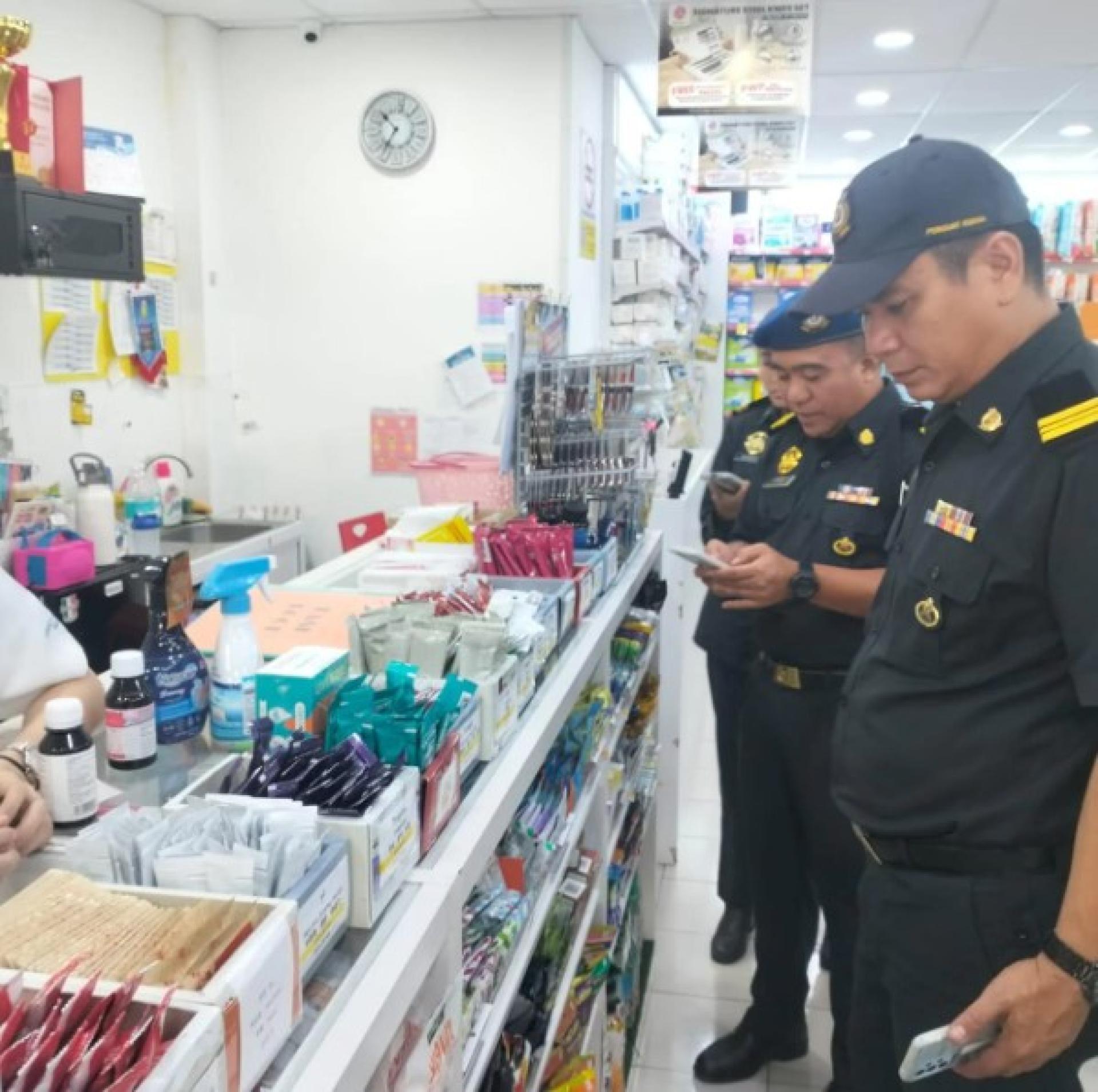 贸消部执法人员在超市检查受管控商品的价格。