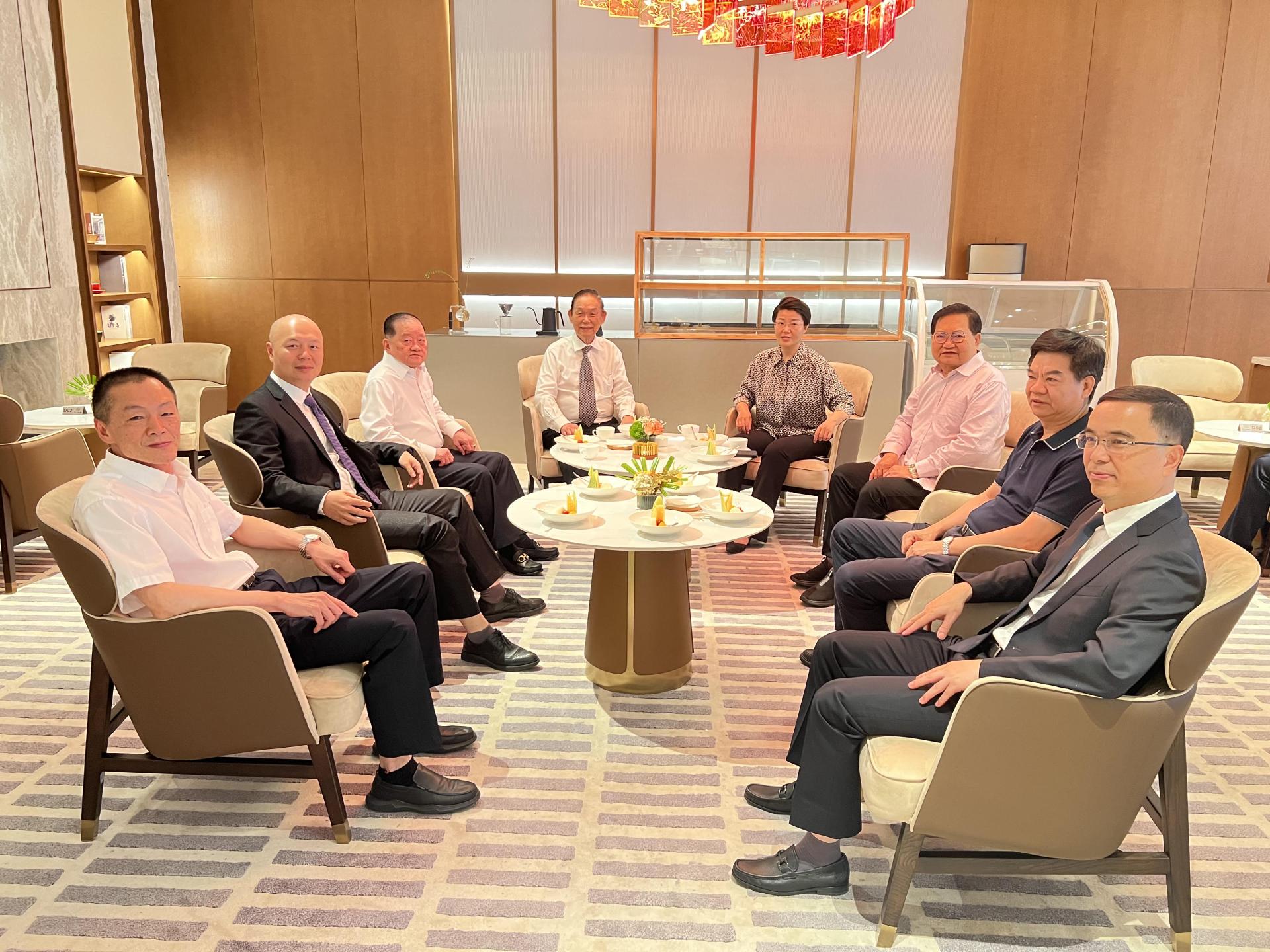 闽清县委书记赵春荣（左五）、县长陈禺（左二）、人大主任刘久兴（右二）、政协主席郑晓春（左一）、统战部部长叶国勋等领导，与拿督斯里刘为强（左三）、丹斯里张仕国（左四）以及拿督吴标生（右三）摄于交流会上。